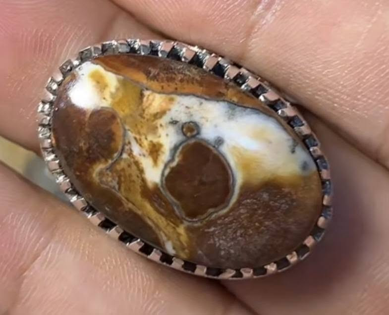 السلام عليكم مره خصت الادمن
داوودي 
قياس الحجره 3 سانتيم صياغه فضه مختوم 925  قياس 23
***********
