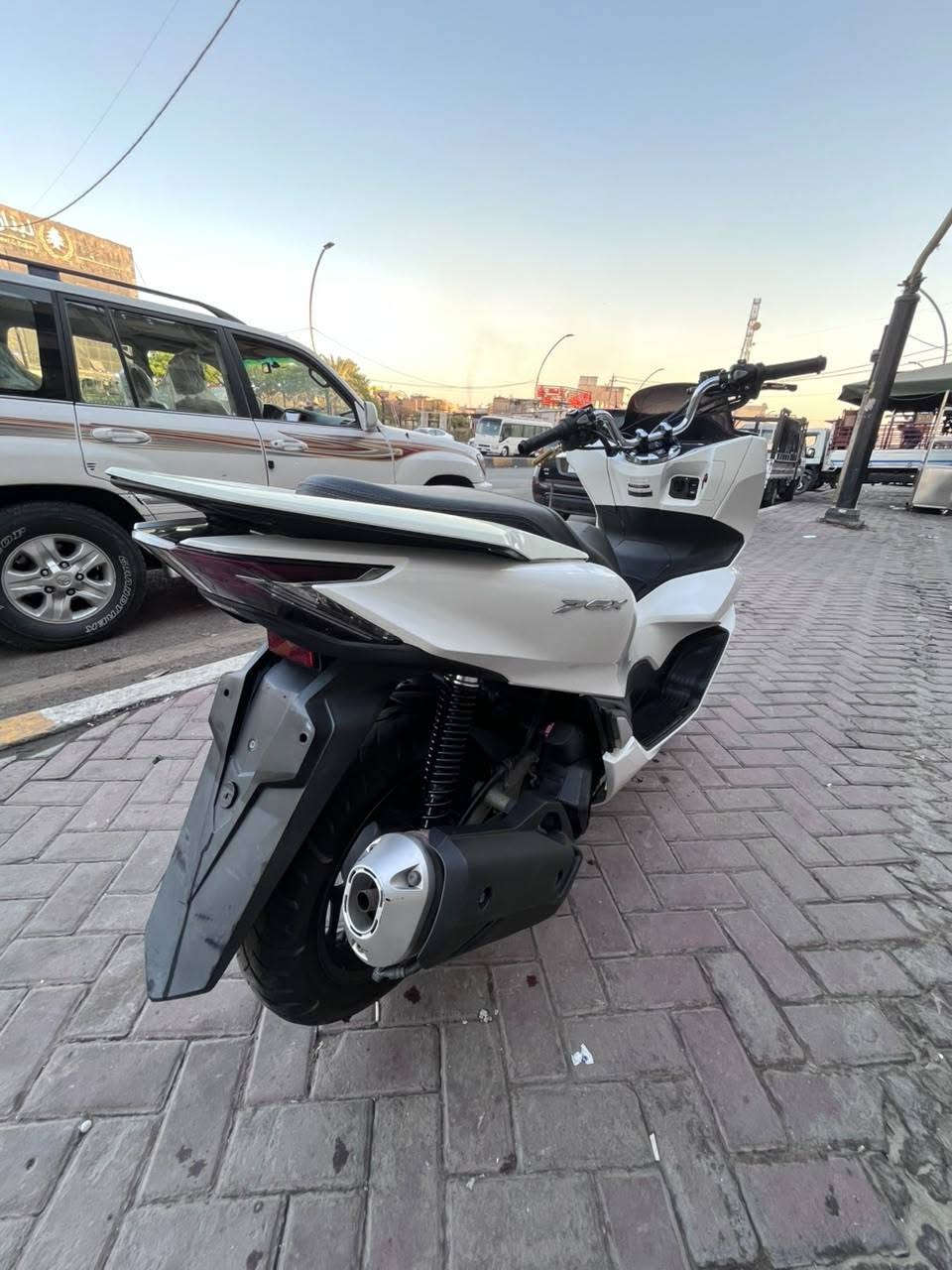 سلام عليكم PCX جيل الرابع للبيع جديدة بمعنة الكلمة اي نقص مابية مواصفات APS حرف A حرف T العنوان بغداد حي القاهرة قرب جامع النداء الرقم *********** السعر 15ورقة وبية مجال
