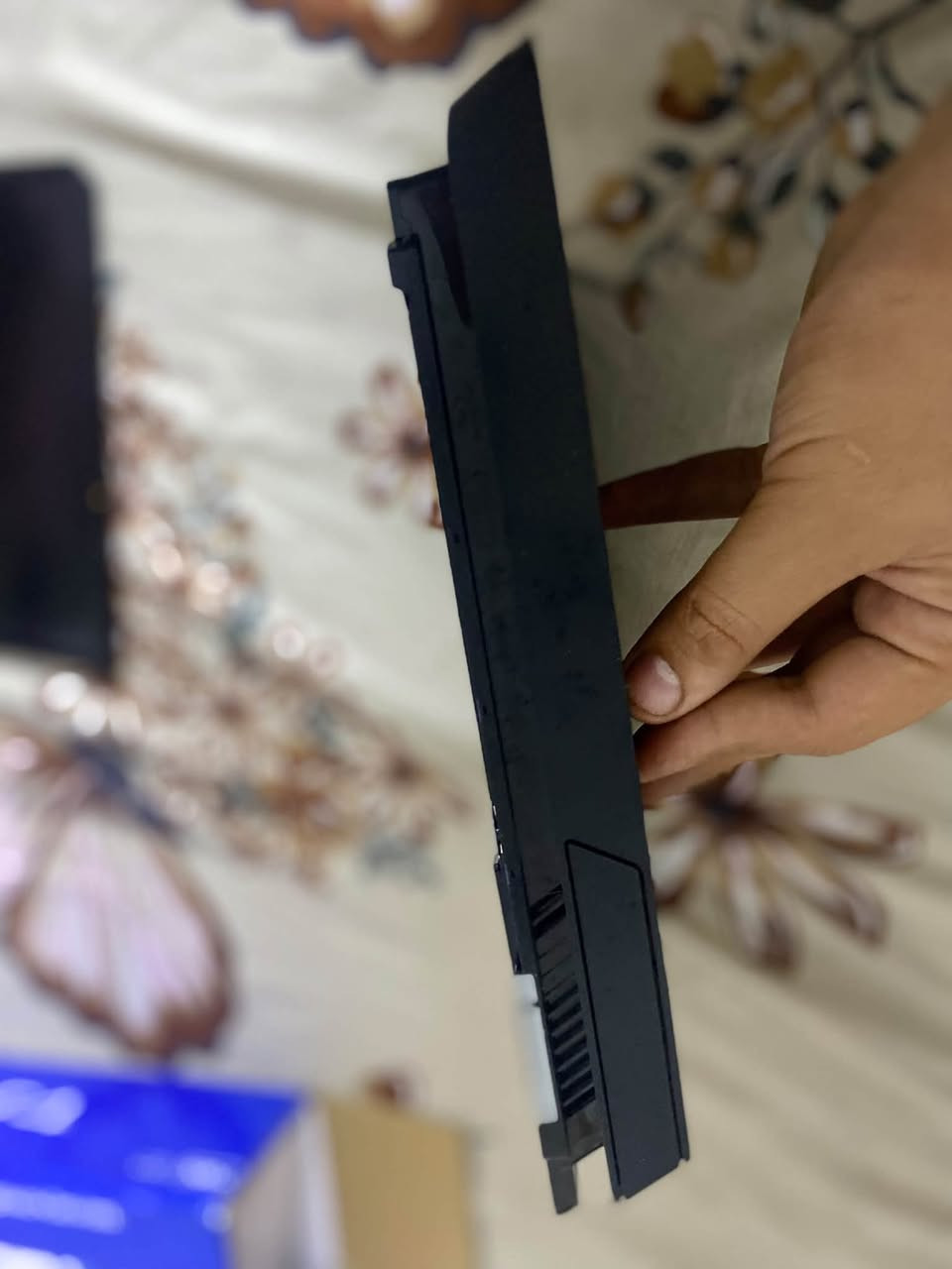 السلام عليكم 

بلي فور4 سلم مشتري قبل شهر مستخدم سبوعين ومضموم زلغ مابي جديد حيل

كامل ملحقات يدات عدد 2+كيبل HD+شاحنة جوستك +فيشة تشغيل بلي+الباكيت موجود

قابل للتهكير 
  
الذاكرة-500جيجا

نظام-13.04

مع اقراص عدد 2

1-gta5
2-STARLINKلعبة فضاء+مجسم اللعبة 

السعر💸_240وبي مجال للطيبين حك الجية

العنوان 🏠_بغداد التاجي قرب جسر المثنى 

رقم الهاتف ⬇️

بي واتساب1-***********

ما بي واتساب2-***********

متواجد فيس

سبب البيع ما متفرغ ودراسة
