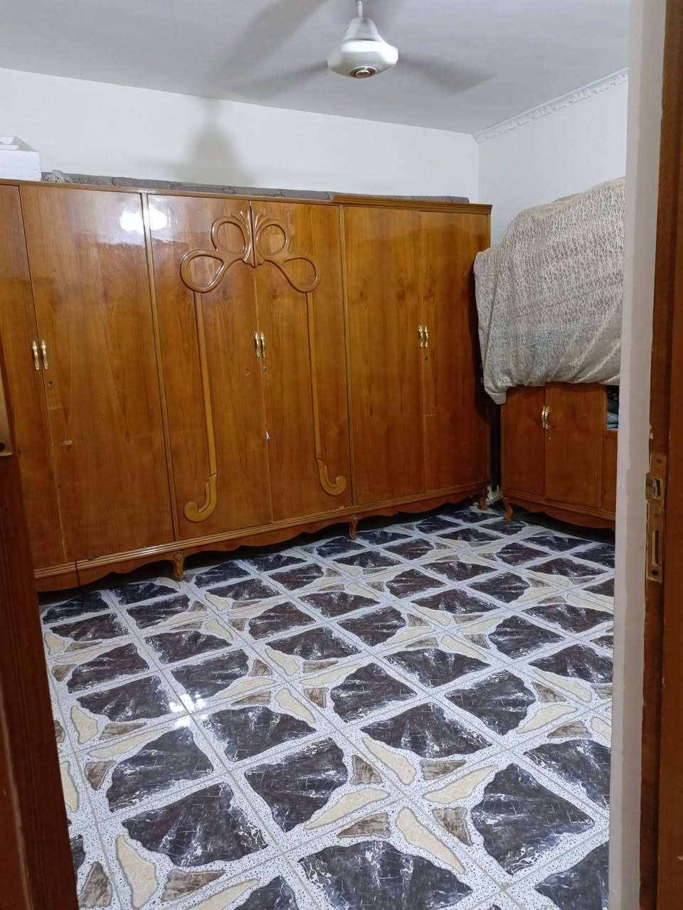 الدار للبيع المساحة 75متر مربعة 
يحتوي على 3غرف نوم وااستقبال وحولي ومنور و 3مجموعات صحية
 موقع الدار الشعلة شارع ابو الدهن 
للستفسار التواصل على هاذ الرقم ‏‪***********‬‏
