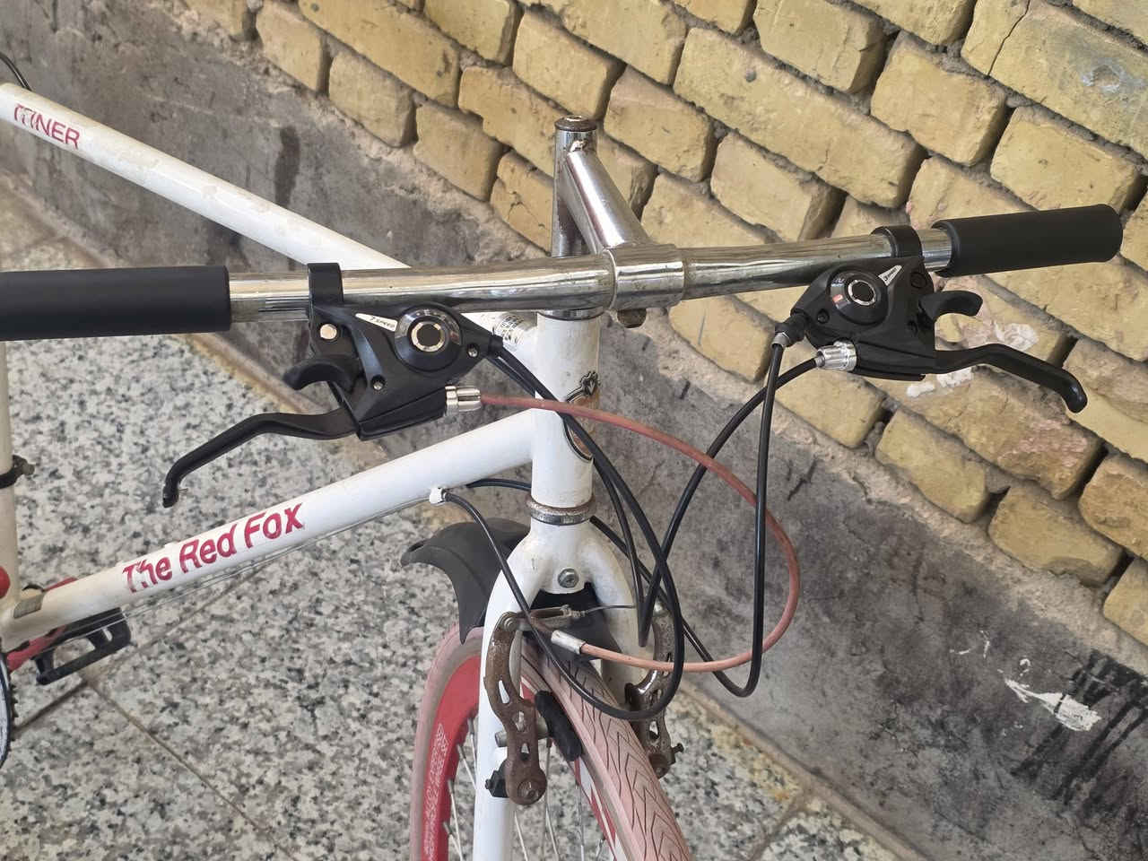 دراجة هوائية (بيسكل) سبورت C700 للبيع 🚲
🚲 دراجة هوائية (بيسكل) سبورت C700 للبيع 🚲
​• النوع: The Red Fox (Iner)
• الحجم: قياس 700 (سريع ومرن للشارع)
• المواصفات:  
​جير كيرن شغال 21 سرعة (3 أمامي × 7 خلفي) مع شفتات تبديل سريعة  
​رِمات ألمنيوم عالية الرياضية (40mm High Profile Alloy) باللون الأحمر  
​سرج (قعدة) مريح ومعدل للقيادة اليومية  
​يحتوي على رفارف (طينيات) لحماية أثناء القيادة  
​البسكل جاهز للاستخدام ونظيف مثل ما موضح بالصور  
​💰 السعر: 160 ألف دينار 
📍 المكان: البصرة
🚚 التوصيل: يتوفر توصيل فقط داخل محافظة البصرة
​📞 للتواصل والاستفسار: ***********
