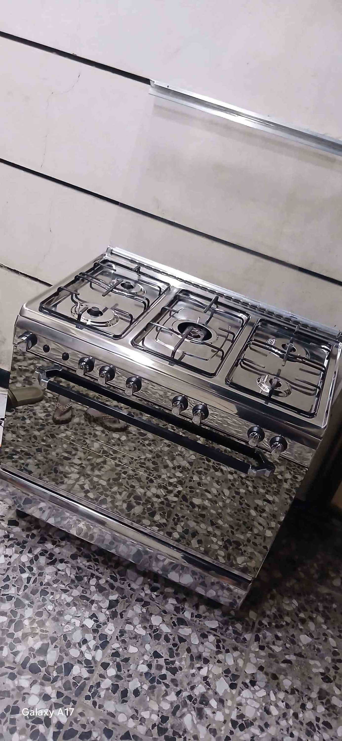 طباخ ايطالي نضيف كهربائياته شغالة نار عاليه وزركة السعر ١٦٥ مكان حي الجهاد واتساب *********** بغداد, العراق

نص مكتوب في الصور:
- Galaxy A17