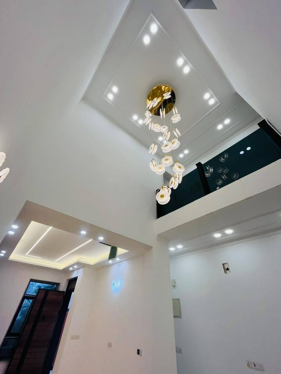 دار  البيع 🏠
المساحه 100متر
📍بغداد حي جهاد
 (خارجيه الاطباء)
يحتوي دار ع مدخلين
  طابق ارضي 
{صاله+مطبخ+منور+غرفه نوم+خدمات 🚾
وخدمات🚾 خارجيه الضيوف}
------------------------
طابق ثاني 
يحتوي ع
 2غرف نوم
حولي
خدمات🚾
---------------------
طابق ثالث 
غرفه نوم
بيتونه 
سطح
----------------
سعر جدآ 💰مناسب
الاستفسار اتصل📞 واتساب
رقم ***********
صادق ابو محمد
