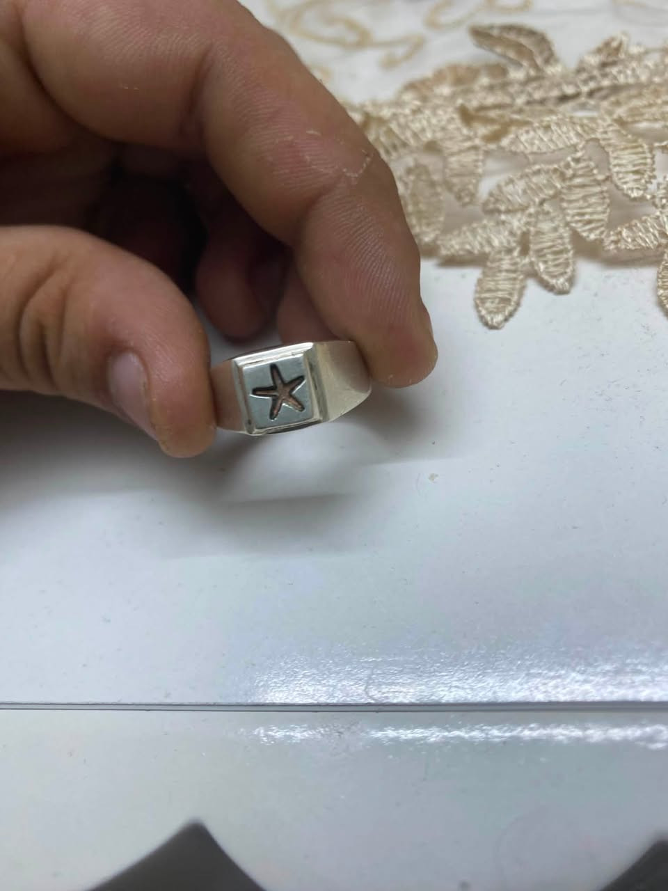 سلام عليكم  
محبس حرز جواد نجمه 
المحبس ذمه ابيعه 14حرز قديم 
سعره :100مكان بغداد البياع 
الهاتف :***********
