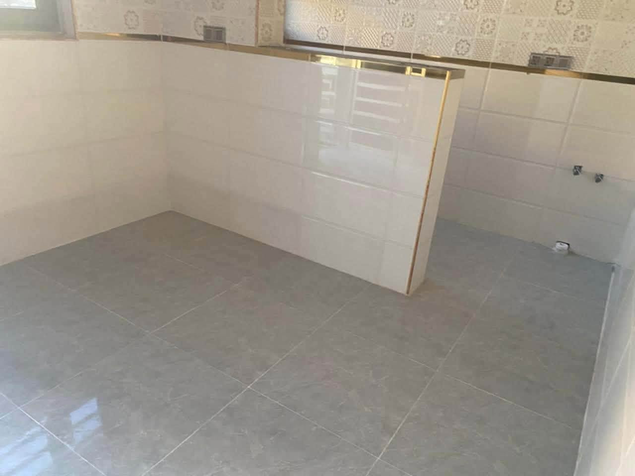 السلام عليكم دار للبيع طابو زراعي ابدايه حي البساتين ارض فدعم  مساحته 150 م وجه 9 نزال 16.5 بناء حديث سقوف ثانويه وجبسن بورد  ابواب تركيه يحتوي ع استقبال ومطبخ حار بارد وصاله وغرفتين نوم. وقاط ثاني غرفتين بالوجه مبنيات 7 سوف للاستفسار الاتصال ***********
