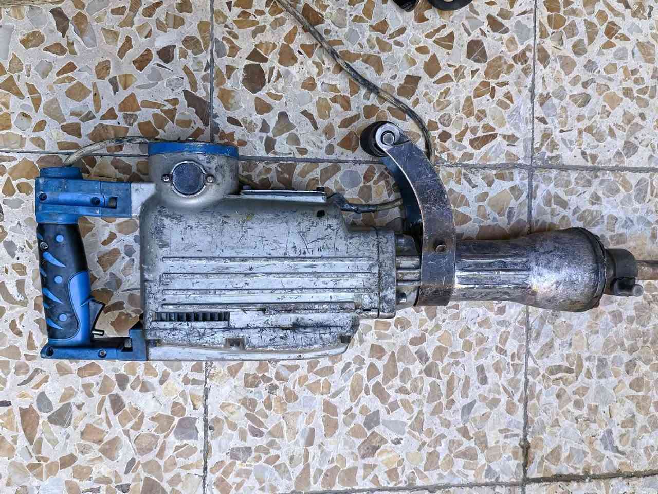 السلام عليكم متوفر عدنا ادريلات جك همر
مع كوسرات  البيع
شرط الفحص 
مكاني بغداد مدينه الصدر 
***********
