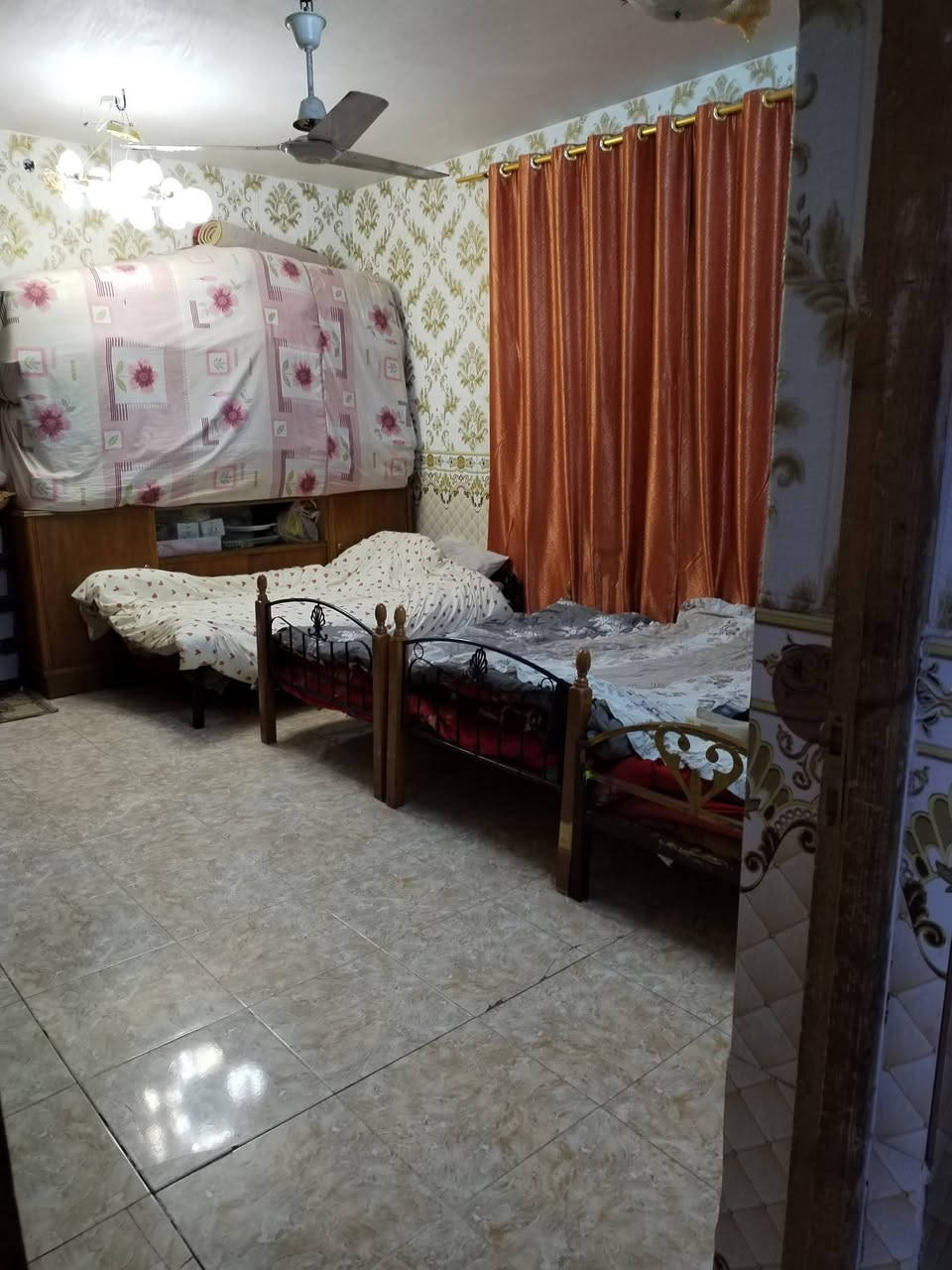 سلام عليكم بيت للبيع كامل و200مترالمساحة يحتوي علئ 2غرف نوم واستقبال وصالة وصحيات داخلية وكراج وديكورات الجدران حديثة كامل طريق ابوالجاسم ورة صورة الوائلي بكيلويبعدعن الشارع العام 20مترقريب عن الشارع العام جاهزوسعرمناسب 45بي مجال للشراي الاتصال علئ رقم ***********
