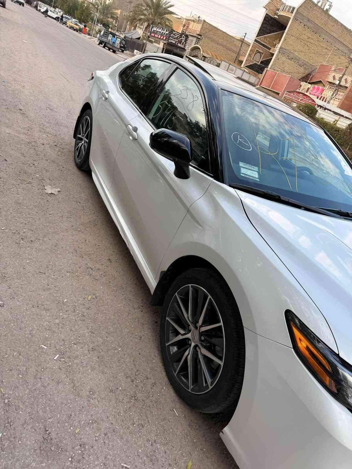 السلام عليكم 
كامري 2023 XSE V6 
اعلى مواصفات فول فول شنو تريد موجود بيه 
داتاشو 
بصمه تشغيل + تشغيل عن بعد  
كشنات جلد اسود كهرباء +تدفئه  كشنات
تبريد بيانو 
شاشه كبيره 
سستم صوت GBL 
بكلايت لد  
شفتات ستيرن 
شاحن وايرلس 
شاشه كاربلي + اندرويد اوتو 
ماشيه 17KM الف
مكينه V6 3.5 صاروخ ارضي 
بجم كبس بدون اي ايرباك 
حادثه فقط قبق الجنطه وشويه من الجاملغ والباقي كفاله من الزلغ 

مكاني بغداد الشعب للتواصل 
***********
