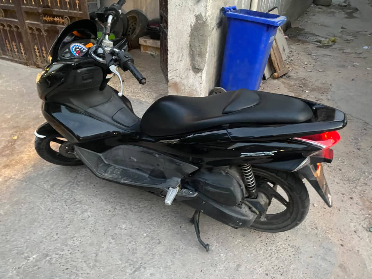 السلام عليكم ورحمة الله وبركاته
للبيع pcx جيل اول 
الدراجه جديدة رمبة 
ماشية 3400 حقيقي 
السعر 17$
للاستفسار 
***********
