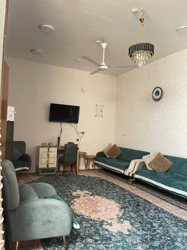 بيت للبيع مع الاثاث شارع الغسل ابو خستاوي قرب اسواق دره مساحه ١٥٠متر طابو زراعي سند٢٥ طابقين طباق الأول. استقبال صاله غرفه مطبخ صحيات طابق ثاني غرفتين صاله صحيات الرقم ***********
