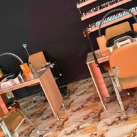 مكتب استعلامات • ميز ٢ • كراسي ٢