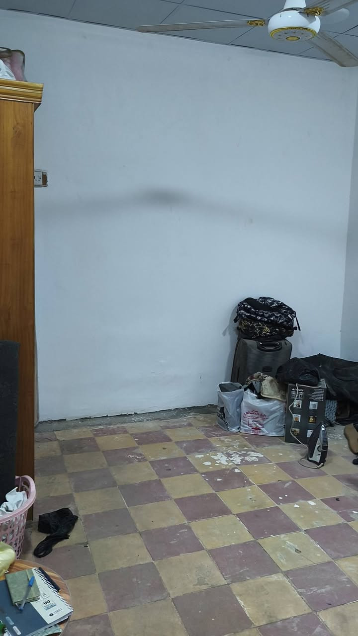 بيت للبيع طابق الأول متكون من غرفه وصاله ومطبخ وصحيات وديونيه  بيت مساحة ٨٠ متر  طابق ثاني غرفه هيكال السعر ٦٠ قابل للتفاوض  الموقع ٥ميل للاستفسار مكتب عقارات البصرة ***********
