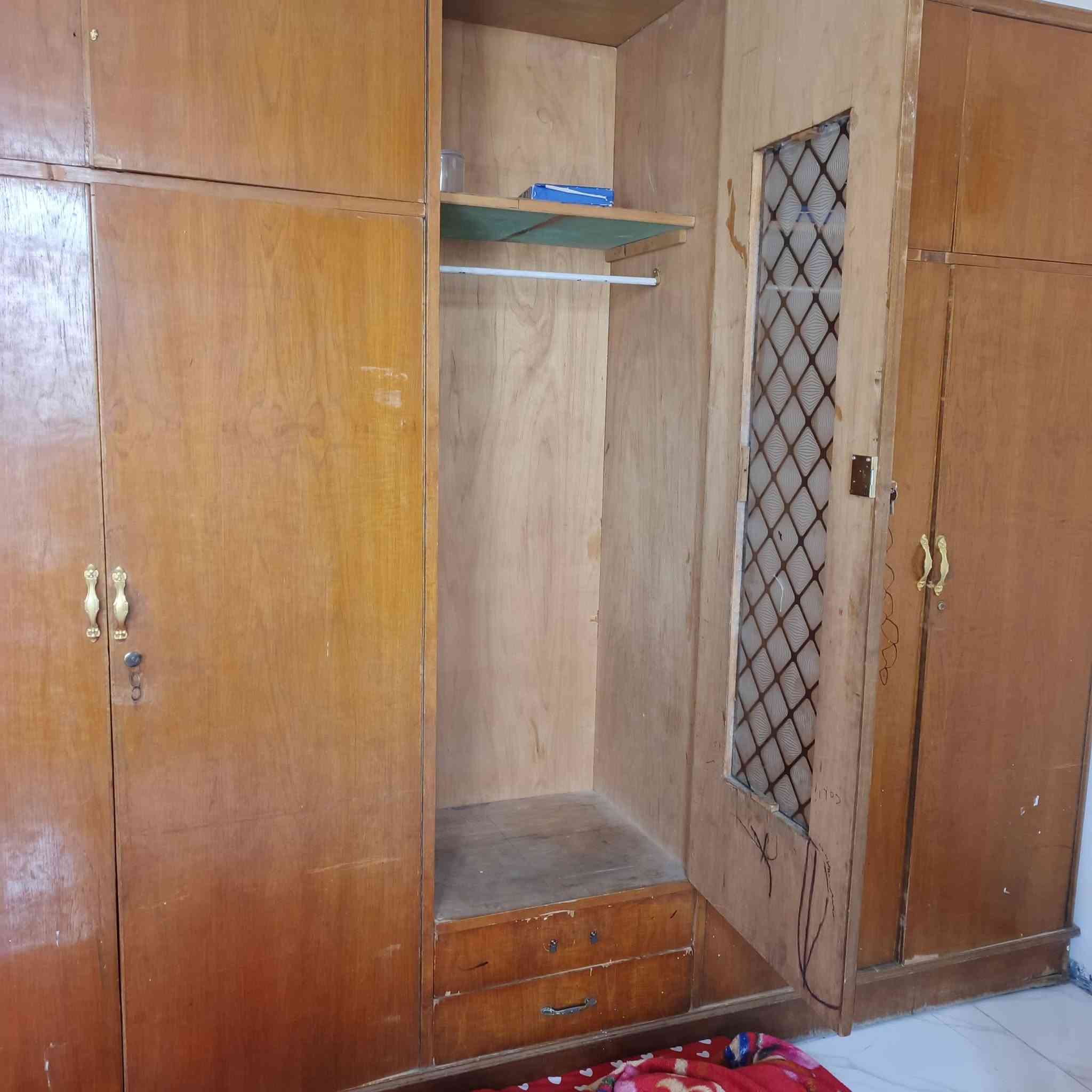 السلام عليكم من رخصة مدير الكروب كنتور تزكام خمس بيبان وملحق وجه ودنك صاج نظيف يرادله بس صبغ السعر ١٠٠ ألف الشراي يتصل ويدلل ***********  المكان بغداد بلديات شارع معمل الجكاير
