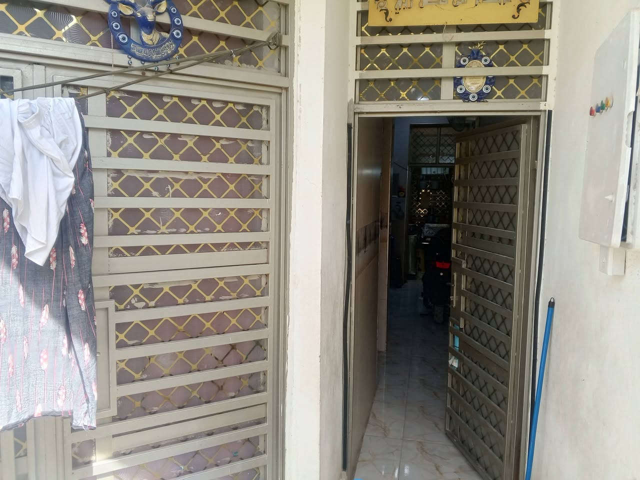 السلام عليكم ورحمة الله وبركاته
بيت للبيع مساحه 85 بس بل سند 80 بيت نضيف كلش 3 غرف نوم  استقبال صاله خدمات عنوان شارع المرور 
قريب عل شارع العام 
السعر خاص
***********

