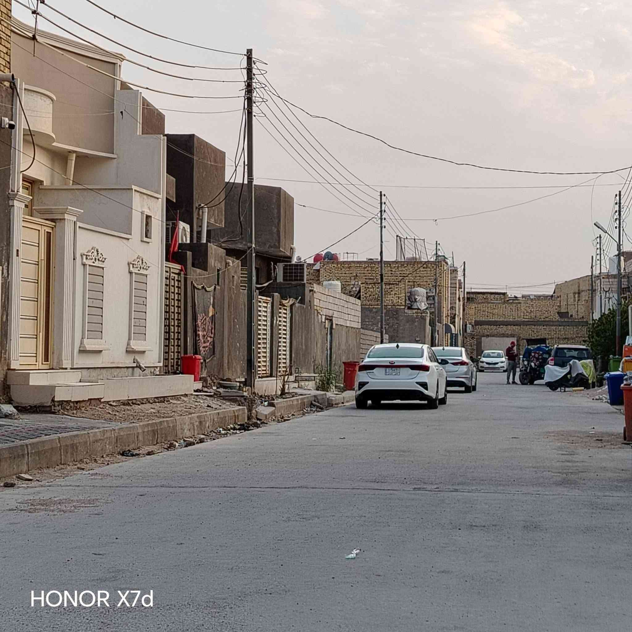 بيت 120متر بالاسكان الصناعي
منطقه ال3000 كاف الخدمات ولبيت شغله فول درجه اولئ

رباط كونكريت 60 في 40 رباط صاقط البيت كله

جاهز على أخرى حبايه مغاسل سخان تانكي خلاطات

ثاي بيت عن شارع 20 بصف الركن 

***********

نص مكتوب في الصور:
- HONOR X7d