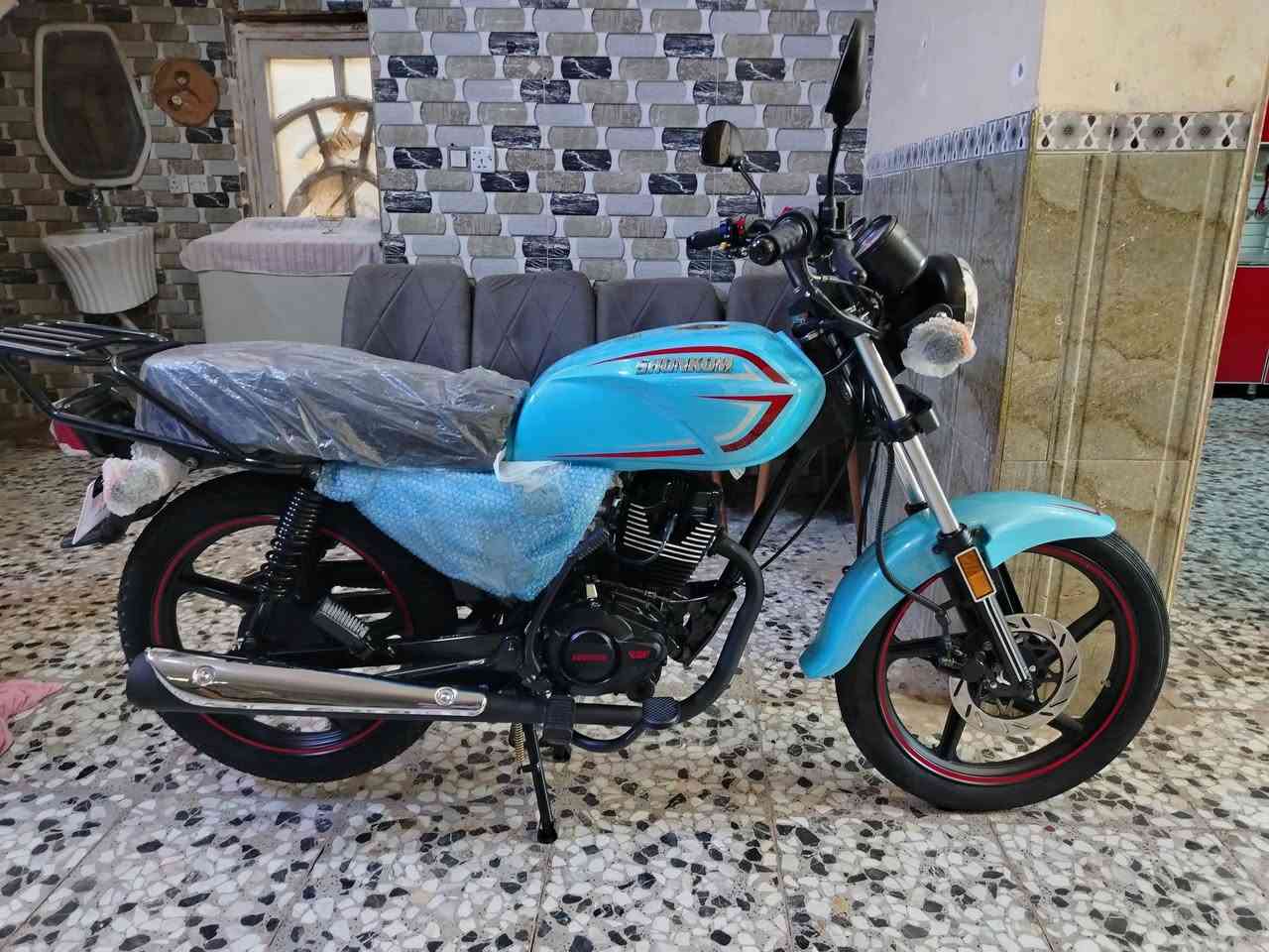 *********** دراجه شاينك نفخ سكنر صارله سبوع طالعه من المعرض بعده بدهن شركة سعره 1400 سرعته 180 دراجه كلش راقيه وناعمه حاله حال دايوان واسرع من الدايوان مكاني نعمانيه
