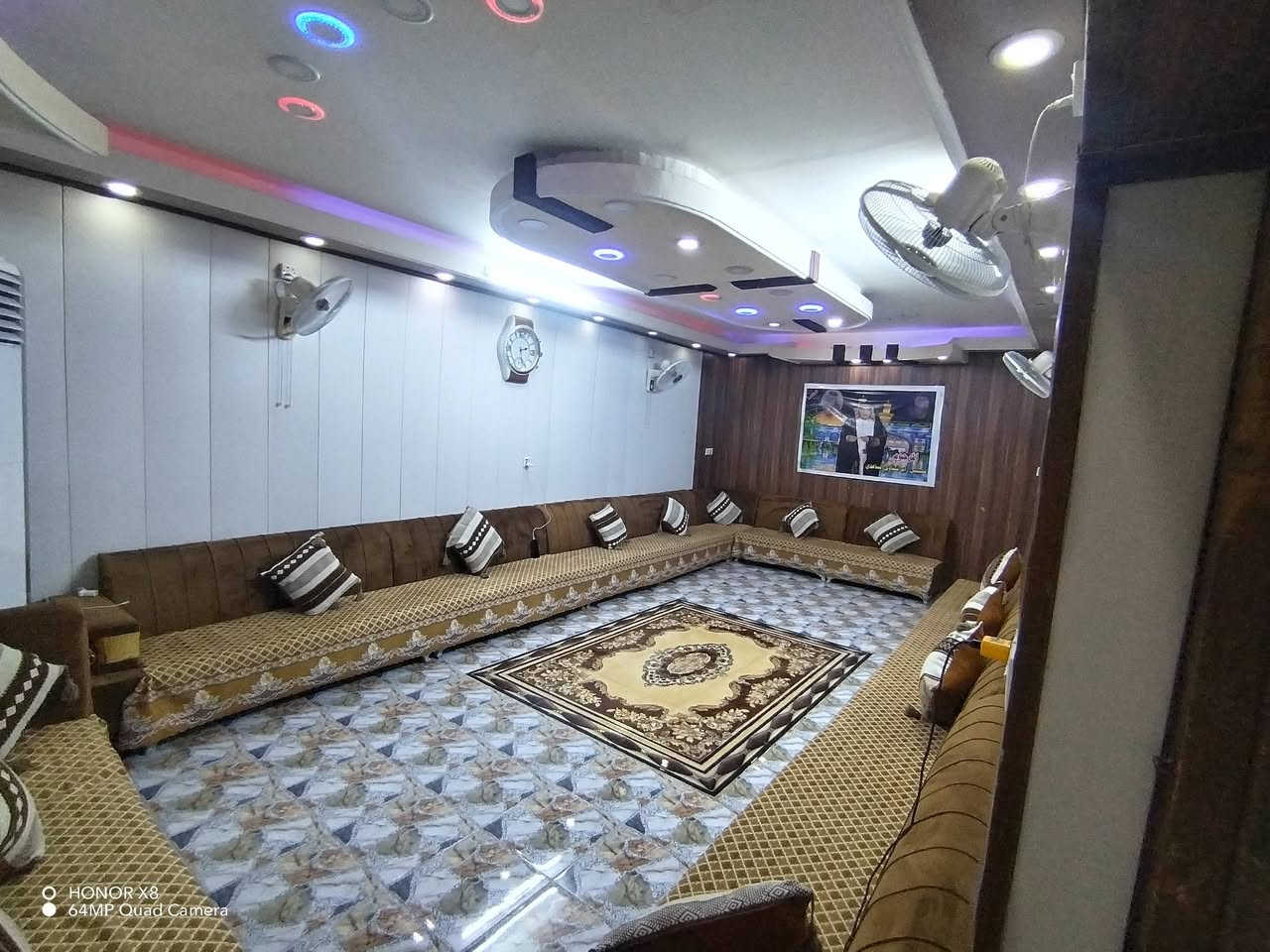 🏠 بيت للبيع في النهروان – حي المجتبى
للبيع بيت بمساحة 200 متر مربع، طابق ونصف، ويحتوي على:

🔹 استقبال بمساحة 4 × 8 متر
🔹 مطبخ بمساحة 4 × 6 متر
🔹 صالة صغيرة
🔹 4 غرف نوم، مساحة الغرفة 5 × 4 متر
🔹 صالة في الطابق العلوي
🔹 البيت مناسب للعائلة والسكن

📍 الموقع: النهروان – حي المجتبى
📐 المساحة: 200 متر
🏡 طابق ونصف

📞 للاستفسار والتواصل: ***********
***********

نص مكتوب في الصور:
- HONOR X8
- 64MP Quad Camera
- O HONOR X8