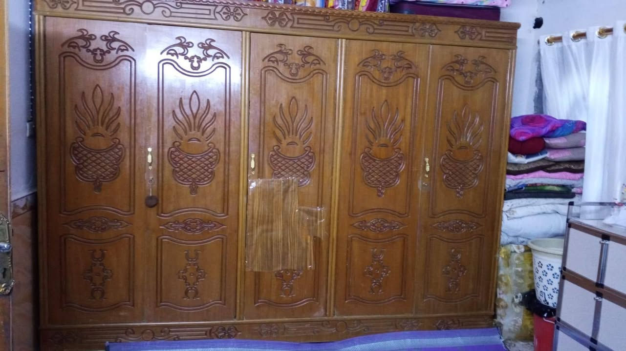 سلام عليكم غرفه اخشاب للبيع السعر 650 بيهه مجال للشراي هاذا الرقم بيه واتساب ***********

