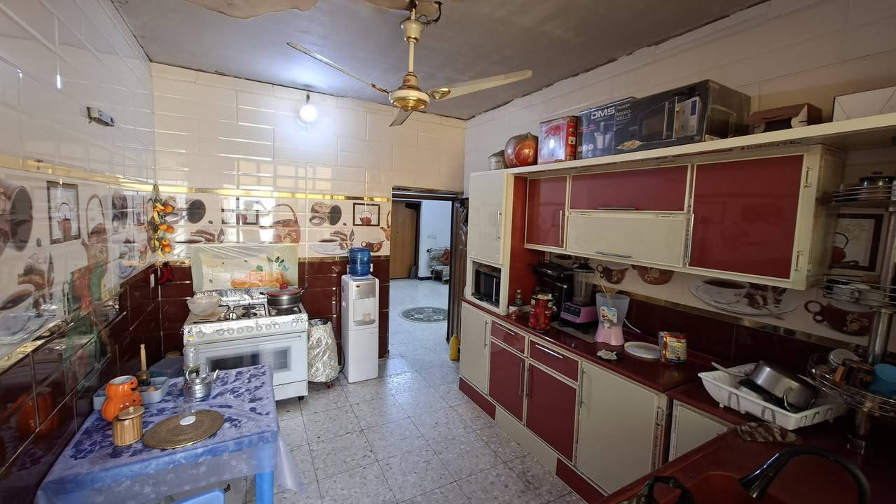 بيت للبيع في حي الرحمه مساحة 150 طابق ونص بي 4 غرف
***********
