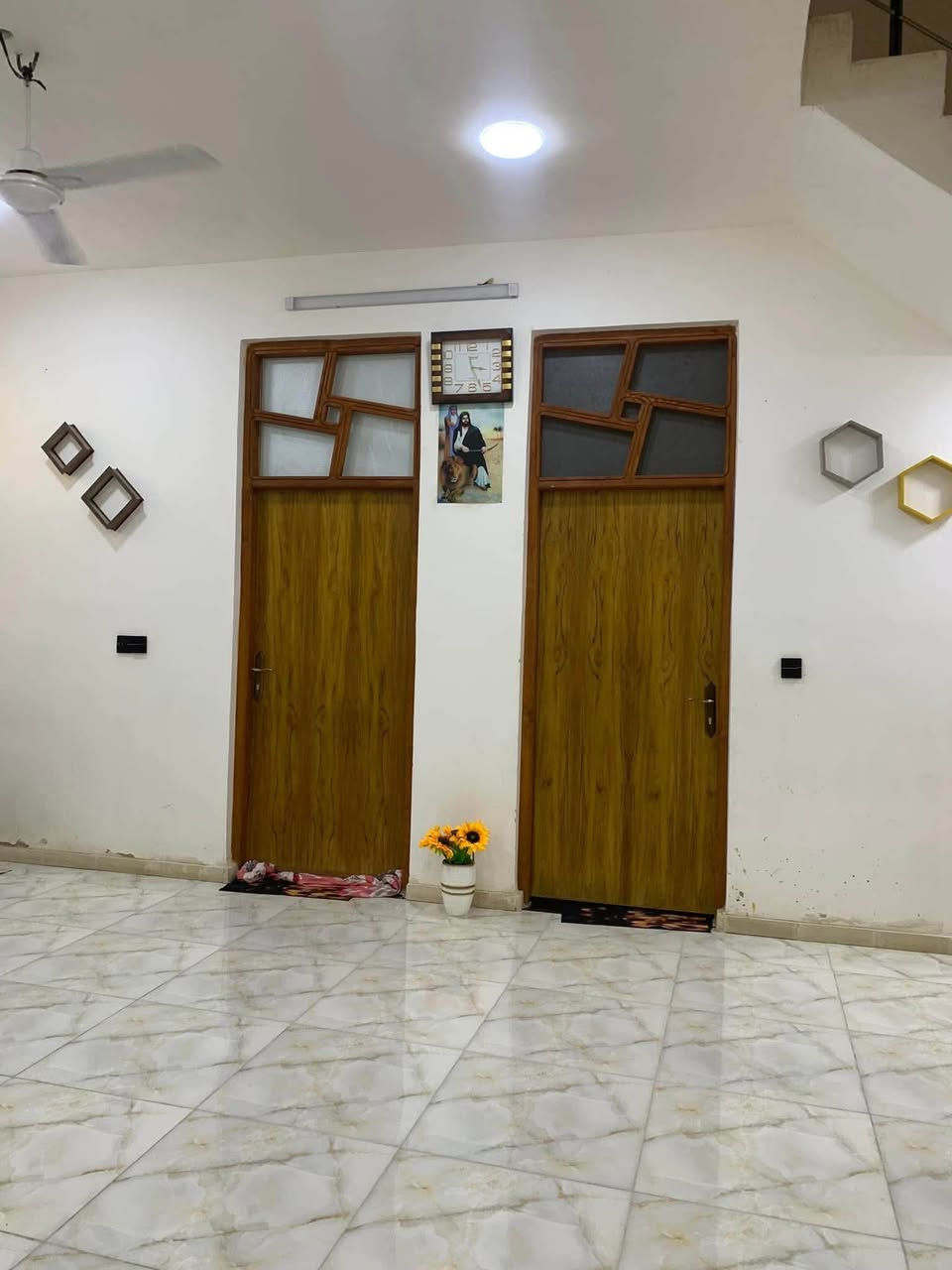 دار البيع  طابقين فول المكان الكماليه المعوقين كاع اخت ابو رشاد سند ٢٥ إقرار محكمه سند ابو الصورة المساحة ٢٠٠ م يحتوي الطابق الاول غرفتين نوم ٥*٥ صالة كبيرة ٧* ٤ ونص مطبخ بارد ٤* ٥ مطبخ حار طول ٧ عرض متر ونص + منور متر ونص + استقبال كبير ٧* ٥ + كراج ٤٥ متر 
_
الطابق الثاني يحتوي ع ٤ غرف نوم ٢ سويت حمام داخلي و٢ عادي وصالة كبيره وبيتونه وسطح كبير للاستفسار ع رقم ***********   يوجد واتساب ع رقم موبايل
