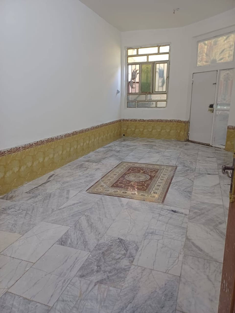 بيت ١٥٠م طابق واحد يحتوي على غرفتين في الطابق الارضي وغرفة ع السطح استقبال 3.5*7 صحيات عدد 2 للأستفسار مراسلة على الصفحة او الاتصال على رقم *********** العنوان الاسكان الصناعي دور الثمانيه قريب على الجسر الجديد
