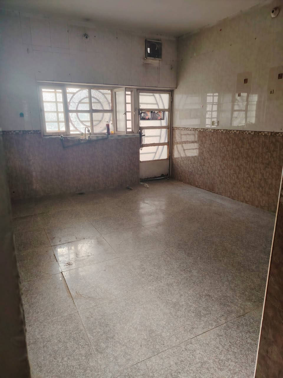 🏠 دار للإيجار في حي الحضارة

📍 الموقع: حي الحضارة – على الشارع العام مباشرة

📐 مساحة الدار: 300 م²

🔹 يتكون الدار من:
• غرفة نوم
• صالة
• مطبخ
• استقبال كبيرة جداً
• منور داخلي
• مجمع صحيات داخلية وخارجية
• كراج كبير جداً 🚗

📞 للاستفسار والتفاصيل: مراسلة خاص
***********
#دار_للايجار #حي_الحضارة #الديوانية #عقارات_الديوانية #مكتب_صناع_المال_للعقار
