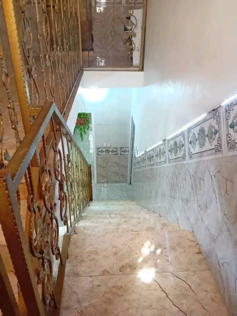 سلام عليكم بيت للبيع جنس العقار طابو بستنه اقرار محكمه سند 25 مساحه 200 متر البيت يقع عله فرعين/فرع 5/وفرع4/بناء  طابقين كراج سياره وحديقه 3غرف نوم+استقبال+صاله+مطبخ+ صحيات عدد 2 خارج وداخل العنوان كربلاء الحر الصغير  عبر   جسر       البزل الكبير شارع السجه ***********
