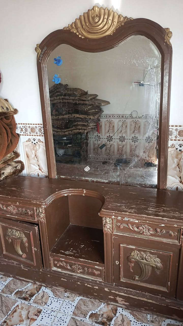 متاح  للبيع  قنصور حيل نضيف  داخلو جديد 5بوب  مع مرايه  خشب ثقيل  مع زاويه  ممصورها بعد  نضيفه   يحتاجن صبغ فقط  الله وكيلكم    القنصور يتقفل  يعني  مداري وخوش قنصور
سعرو  300وبيهن مجال  قليل  مكاني مفرق السد فلفيل  ***********
