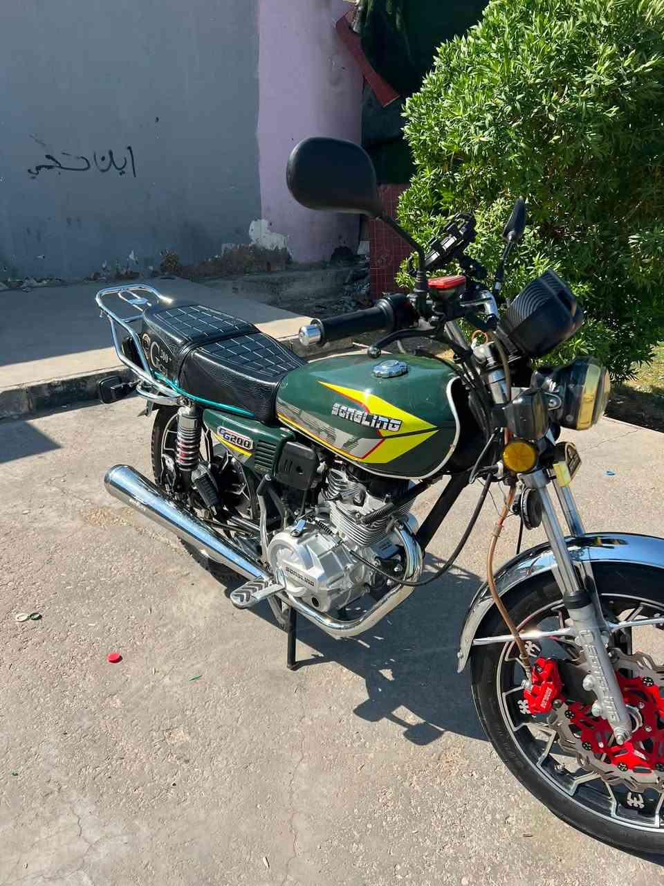 السلام عليكم … دراجة سونگ للبيع موديل 2024 محرك.    200 c مكفولة  من كل نقص  سعرها 800 وبيها مجال مكاني بغداد  .. *********** فقط واتساب ….

