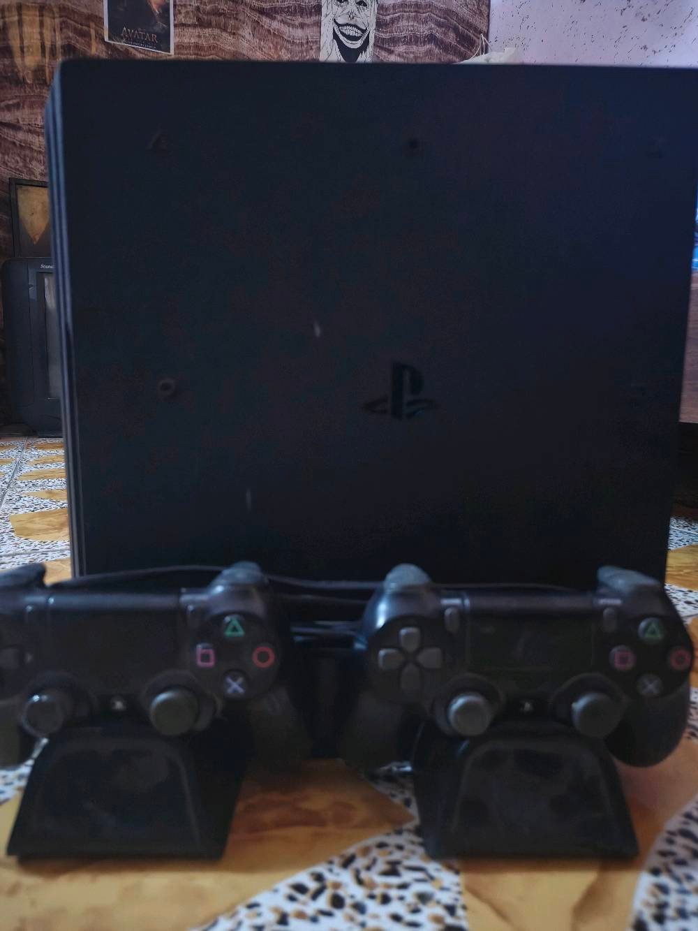 PlayStation 4 Pro (نظيف جداً وقابل للتهكير) 🎮
مواصفات الجهاز: بلايستيشن 4 برو بحالة ممتازة، هارد 1 تيرا كامل.
إصدار النظام: 12.50 (نظام قديم وممتاز يفيد للتهكير 🔓).
الملحقات والأقراص:
مبرد أصلي للجهاز (يحتوي على شاحن لليداس ومكان لتخزين الأقراص 🌬️).
يدة تحكم أصلية 🎮 + يدة تحكم تجارية إضافية.
قرص FIFA 21 (مستعمل بحالة جيدة).
قرص GTA V (جديد كرتونة 📀).
ملاحظة أمانةً: الجهاز ما بي أي خلل نهائياً، بس الهارد بطيء شوية وأنطيتكم هاي المعلومة بكل صراحة.
السعر: 330 ألف (قابل للتفاوض البسيط للجادين) 💵.
للتواصل والاستفسار مراعاة الرسائل أو الاتصال.