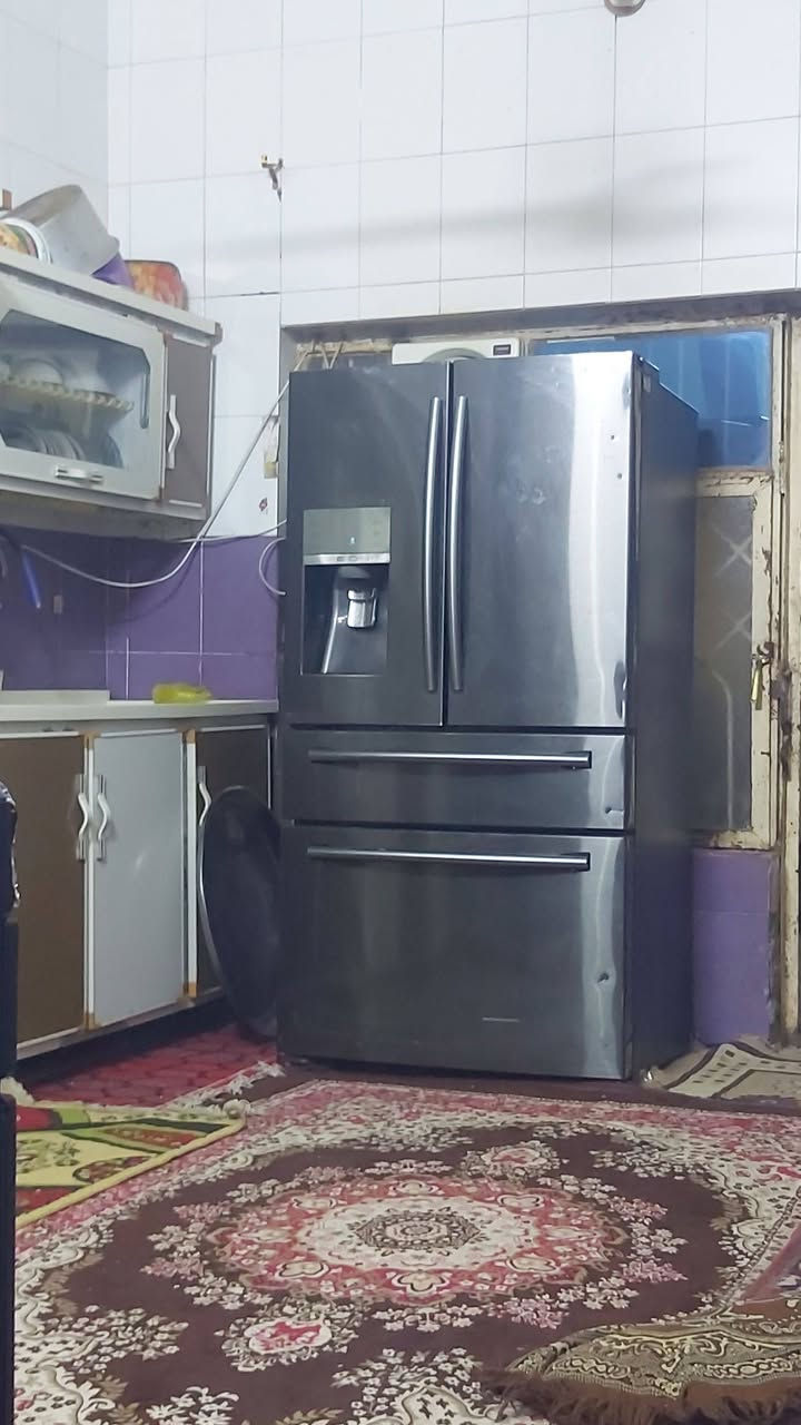 السلام عليكم ثلاجه للبيع اربع بيبان ثلاجه +مجمده +براد فواكه +براد ماء السعر ٤٥٠ وبيهه مجال بابل القاسم ***********
