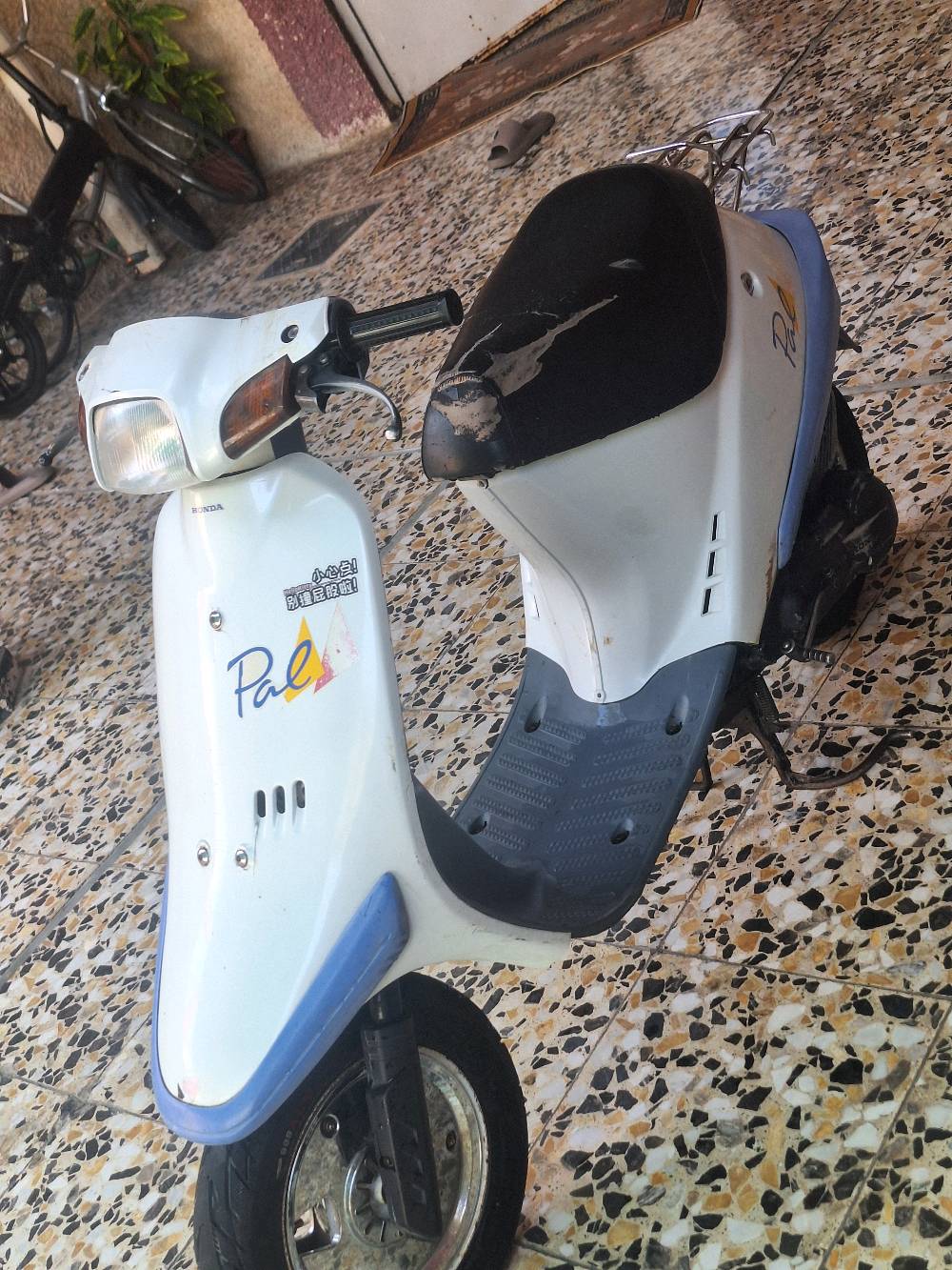 🏍️ النوع: Honda PAL
⚡ السرعة: توصل تقريباً 60 كم/س
🔧 المحرك: محرك Honda PAL 
📌 الحالة: مستخدمة، حسب الصور
💰 السعر: 400 ألف دينار عراقي قابل للتفاوض
📱 واتساب فقط: ***********
ملاحضة الدراجة بيهة ضربات بصيطة
للمهتمين، التواصل واتساب فقط