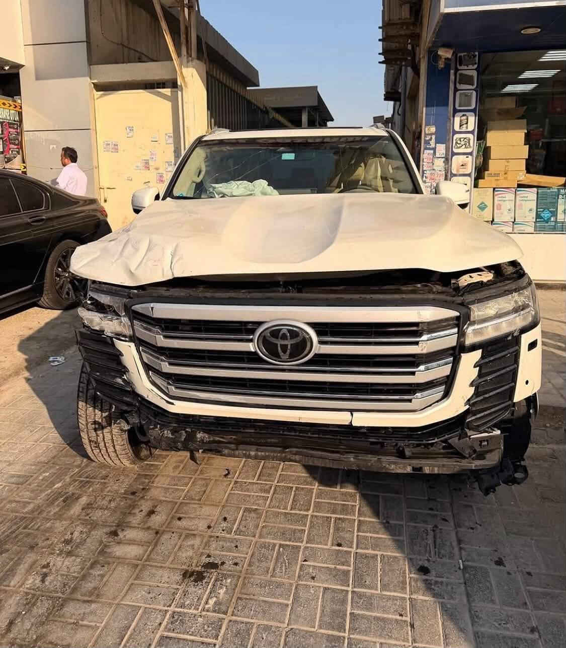 السلام عليكم مكلف بالنشر ابيع على الحادث كفاله عامه سابقاً سياره شغال وكفاله عدى الضرب هذا 
لاندكروزر2025 GXR 
 فئة فل كامل " بالخليج، 
يجي محرك بنزين تنفس طبيعي 
*1. المحرك والأداء*
- *المحرك*: 3.5 V35A-FTS
- *القوة*: 409 حصان @ 5200 
- *القير*: أوتوماتيك 10 سرعات
- *الدفع*: رباعي دائم Full-Time 4WD
*3. مواصفات فئة VX Limited - فل أوبشن خليجي*
*الخارجية:*
- جنوط 20 إنش
- كشافات BI-LED مع تعديل تلقائي + High Beam Assist
- كشافات ضباب LED أمامي وخلفي
- دواسات جانبية مضيئة ألمنيوم
- مرايا كهرباء تطوي + تسخين + تعتيم + ذاكرة
- سقف بانوراما/فتحة
- شنطة كهرباء
*الداخلية والراحة:
- مقاعد جلد فاخر
- مقاعد أمامية + صف ثاني تهوية وتسخين وكهرباء وذاكرة
- مكيف 4 مناطق مستقل
- طارة جلد + خشب كهرباء
- شاشة 12.3 إنش
- شاشة عرض على القزاز HUD
- نظام صوتي JBL 14 سماعة
- شاشات خلفية 11.6 إنش 
- ثلاجة تبريد/تسخين بالكونسول
-
رقم صاحبها للاسفسار  الاستاذ عيسى *********** مكان اربيل
