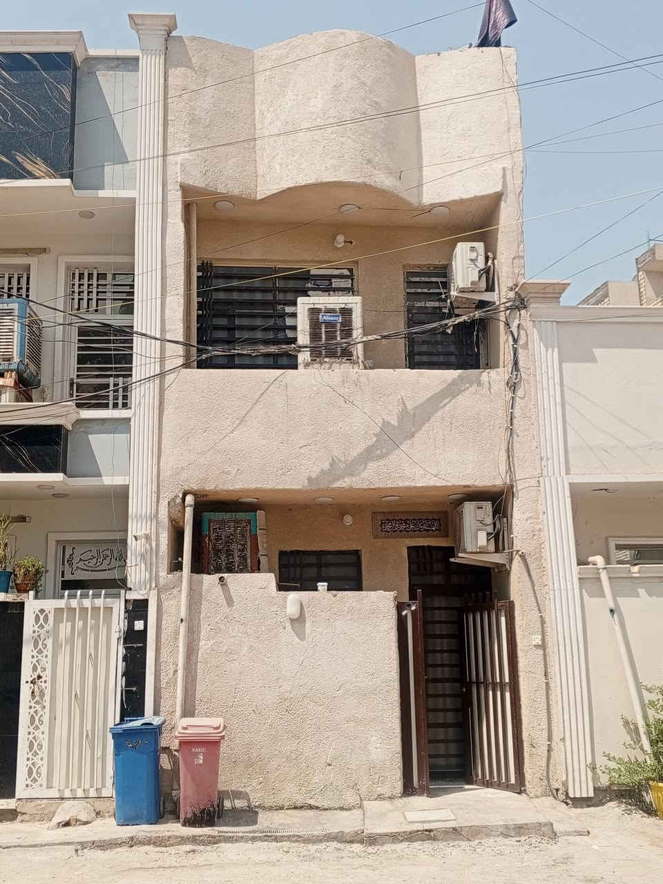 السلام عليكم ورحمة الله وبركاته
للبيع: بيت طابقين ونصف بمساحة 50 متر مربع

​الموقع: الخطيب الزراعي.. بداية شارع خولة - الفرع الثالث على اليسار (فرع حسينية الإمام الحسين عليه السلام).

​التفاصيل والمعالم: يتكون من صالة، مطبخ، 3 غرف نوم، 3 حمامات، وسطح.

​للمزيد من التفاصيل والاستفسار، يرجى الاتصال أو التواصل عبر الواتساب على الرقم:

***********

