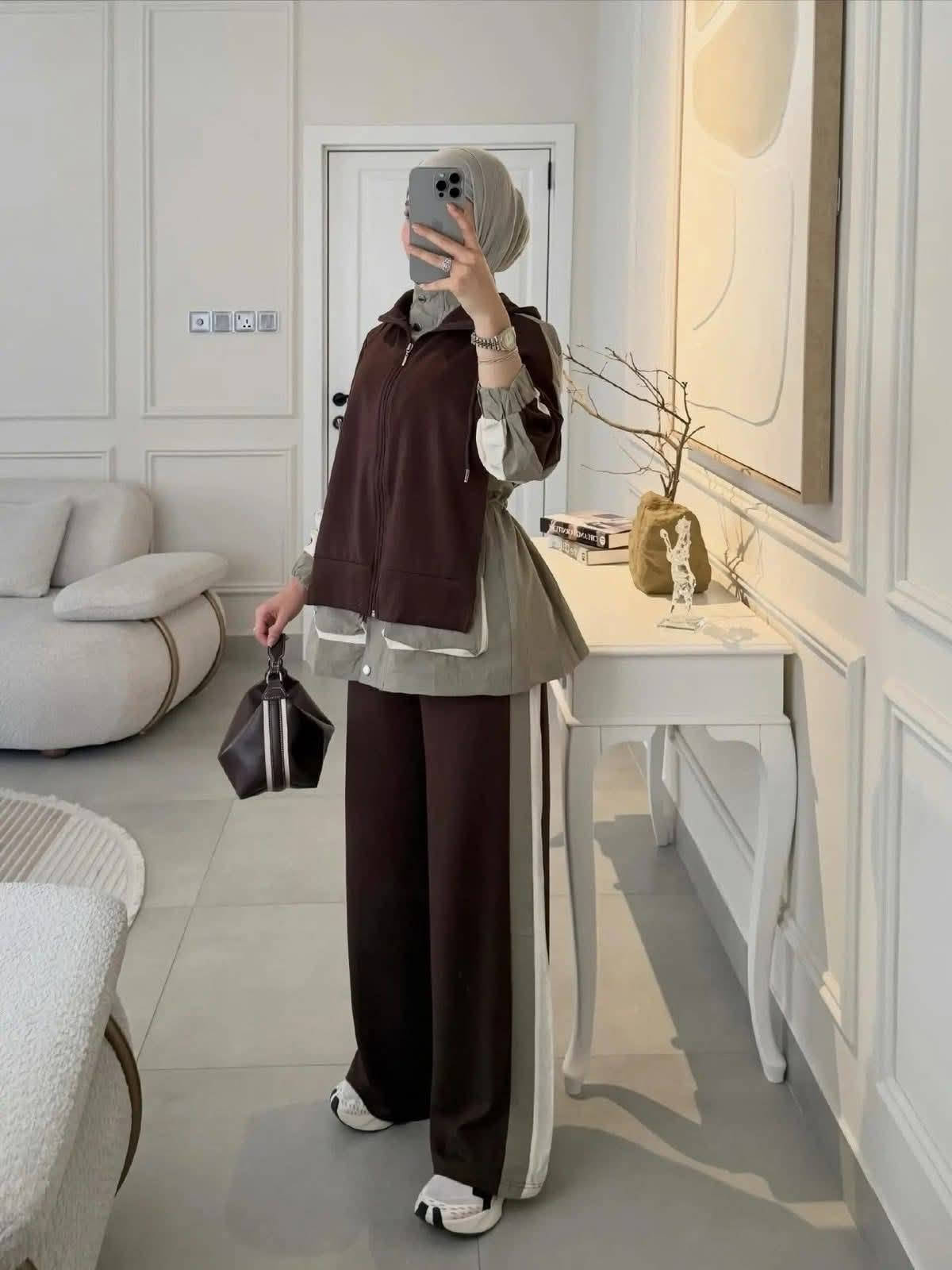 ✨ وصل الترند الجديد ✨

🧥 تراك أنيق وعصري 🇮🇹 خامة دابل إيطالي فخمة وراقية

📏 القياسات: من 38 إلى 48 👗 موديل أنيق ومناسب لإطلالتك اليومية

🔥 سارعوا بالحجز قبل نفاد الكمية!

🛍️ حصريًا لدى سدن للألبسة النسائية

📲 للحجز والاستفسار عبر الواتساب: 📞 *********** 📞 ***********

💗 سدن للألبسة النسائية — أناقتك تبدأ من هنا

