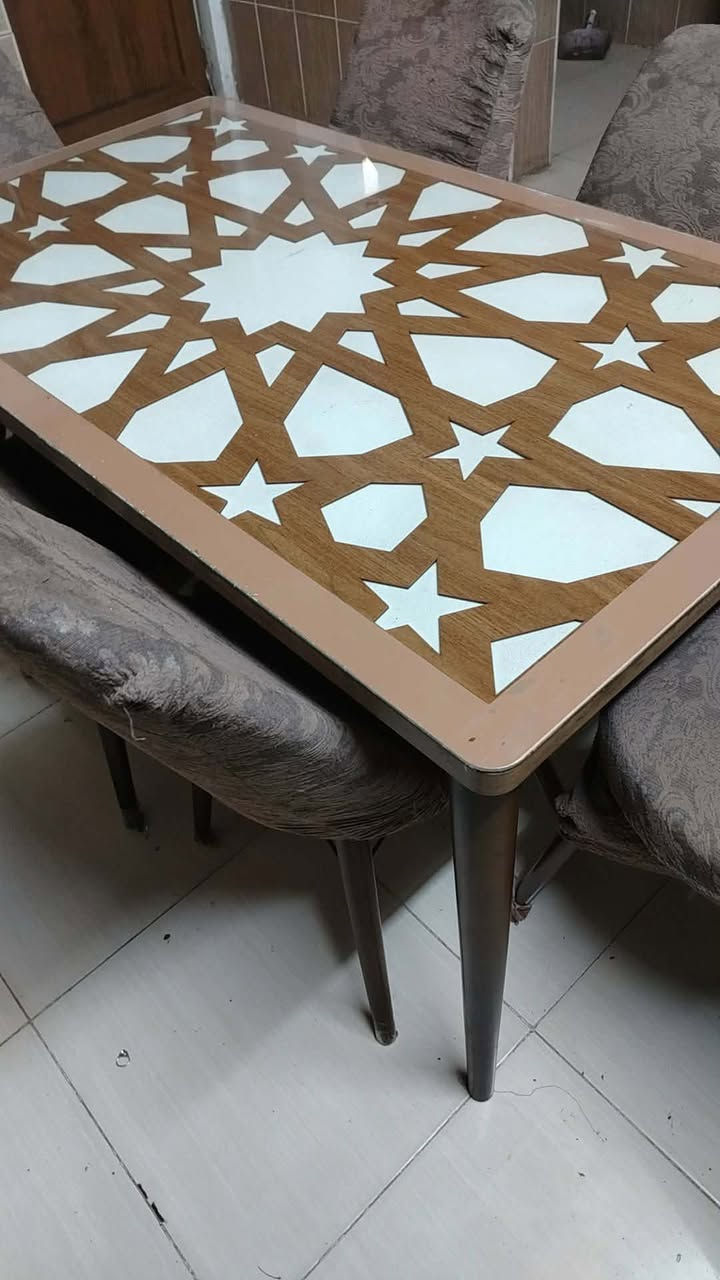 ميز طعام نظيف جدا مع ٦ كراسي السعر ٨٠ الف 
أربيل روشنبيري رجاء مراسله على هذا الرقم ***********
