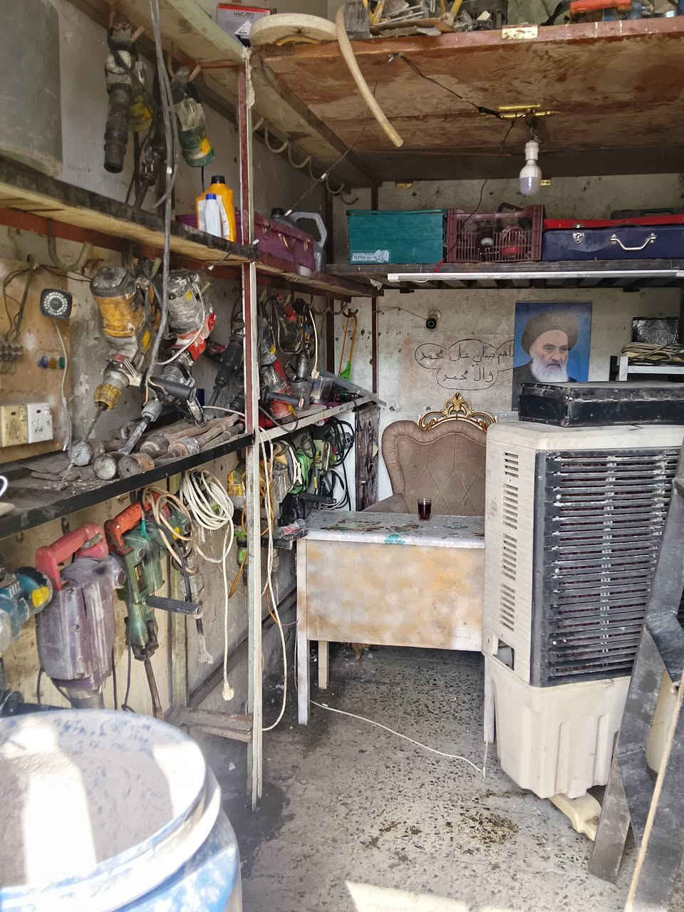 عندي غراض محل لبيع العنوان م الصدر قطاع 61 رقم ***********
