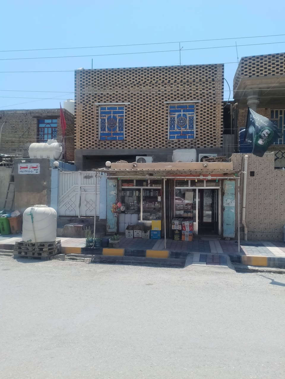 سلام عليكم بيت للبيع مساحه ١٨٠م موقع تجاري طريق بني زيد اي استفسار ***********
