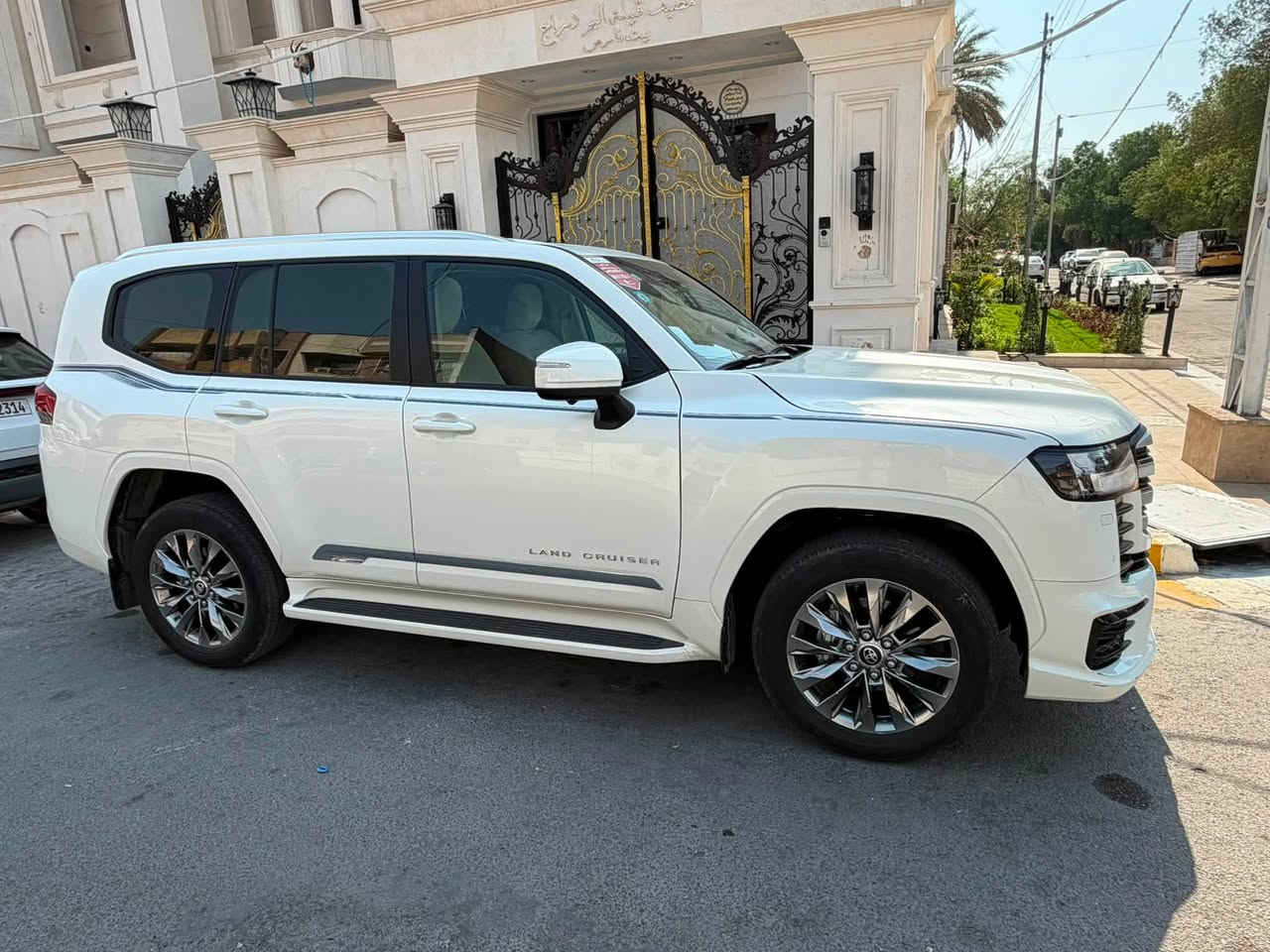 لاندكروز لمتدد ساز
موديل 2025 
ام الضمان
فول مواصفات معروفه مواصفات المتدد 
مكفوله كفاله عامه 
ماشيه ٢٨ الف كيلو 
مكاني بغداد للتواصل ***********
