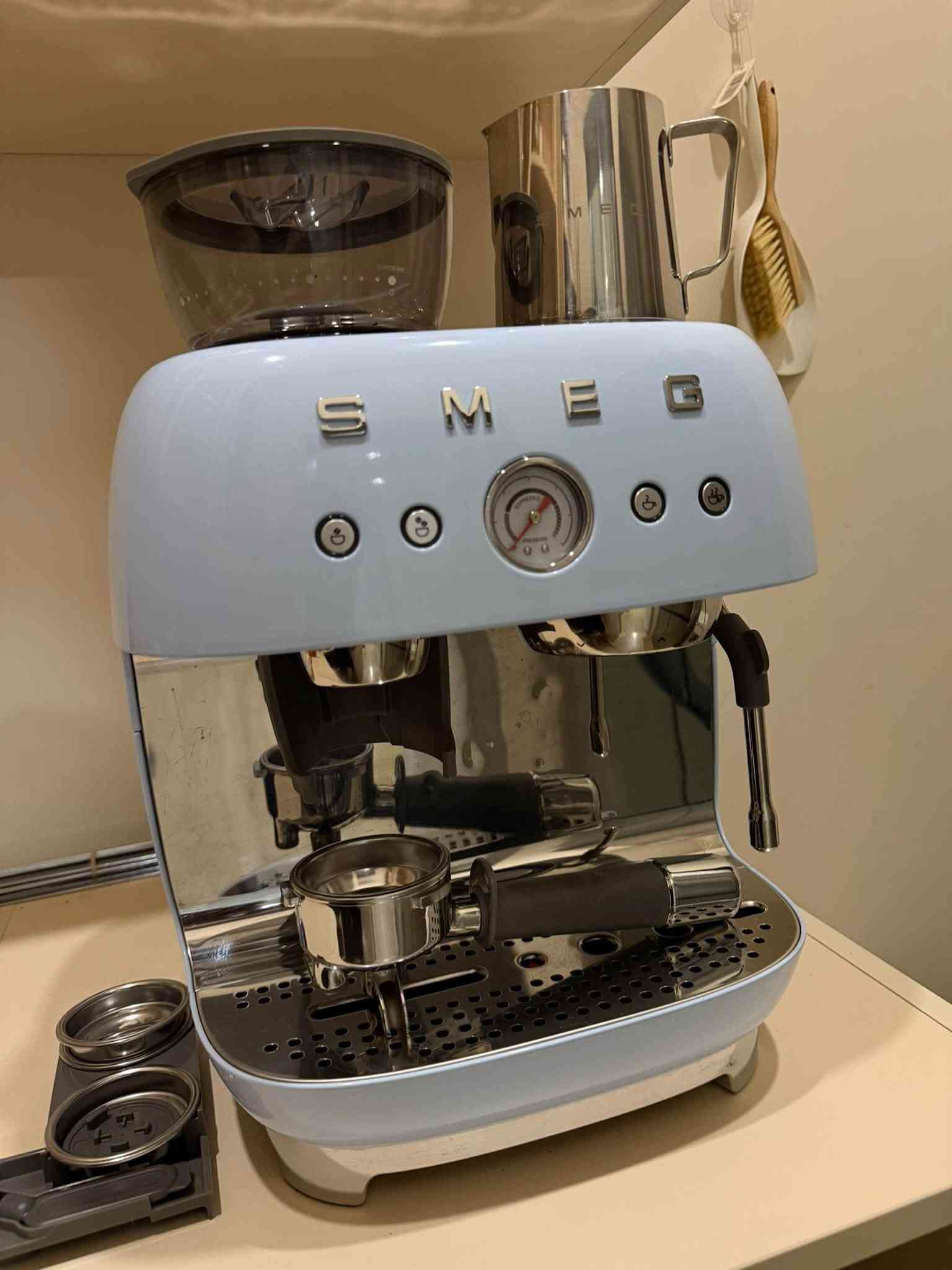 * ماكينة إسبريسو SMEG EGF0  مع مطحنة مدمجة.
• بورتافلتر 58m
* تعمل بنظام طحن وتحضير القهوة في نفس الماكينة.
* تحتوي على عصا تبخير للحليب.
* الماكينة بحالة جيدة ونظيفة كما موضح بالصور.
* تأتي مع ملحقاتها الظاهرة بالصورة، ومنها البورتافلتر والسلال وملحقات التنظيف.
* اللون: أزرق فاتح.
من خلال استخدامي لهذا الجهاز اقوى شي بيه هو المطحنة لان نادرا ما تجي الطاحونة ممتازة بجهاز مدمج ومن ثم قوة البخار .
