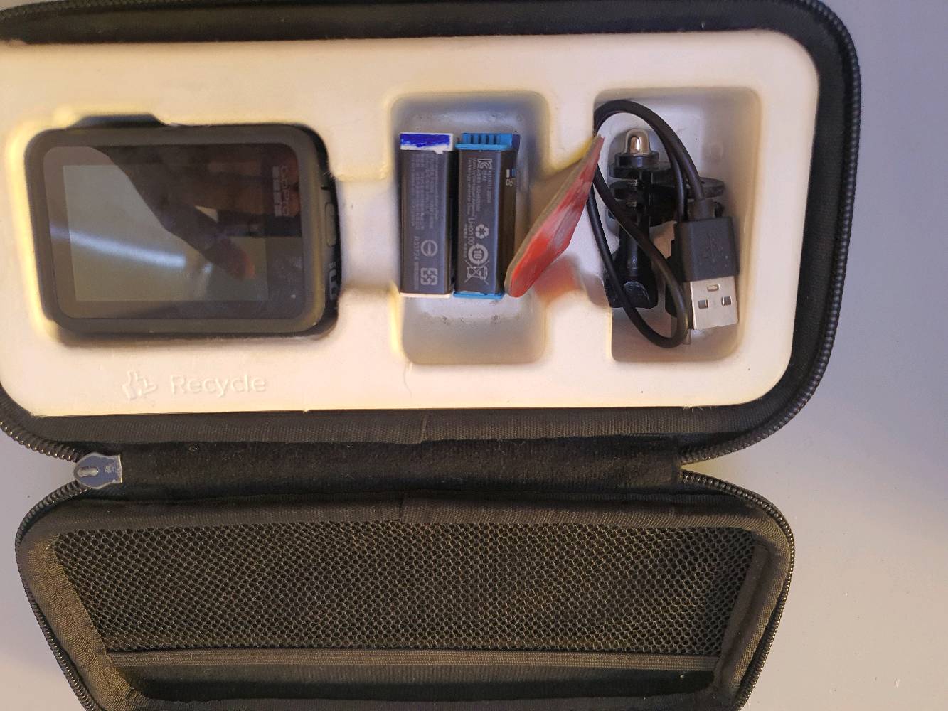 للبيع: كاميرا GoPro Hero 9 Black بحالة ممتازة مع كامل الملحقات
​كاميرا الحالة العامة نظيفة جداً وجاهزة للاستخدام الفوري (بس تعال وصور!).
​📌 المواصفات الأساسية:
​دقة التصوير الفيديو: تصوير فائق الوضوح بدقة 5K، مع خيارات 4K و 2.7K و 1080p بمعدلات إطارات عالية للحركة السريعة و Slow Motion.
​دقة الصور الفوتوغرافية: 20 ميجابكسل مع دعم التصوير بصيغة RAW.
​الشاشات: شاشة أمامية ملونة (ممتازة للفلوجرز وتصوير السيلفي) + شاشة خلفية باللمس عالية الاستجابة.
​الثبات الإلكتروني: تقنية التثبيت الأسطورية HyperSmooth 3.0 لفيديوهات ناعمة بدون أي اهتزاز.
​المميزات: مقاومة للماء بدون غلاف حتى عمق 10 أمتار، مع ميزات التصوير الذكي.
​📦 الملحقات المتضمنة مع العرض:
​حقيبة حمل: متينة ومخصصة لحماية الكاميرا وكل ملحقاتها وترتيبها بشكل منظم.
​عدد 2 بطارية: لضمان وقت تصوير أطول وعدم تفويت أي لقطة.
​مجموعة قواعد تثبيت متنوعة: لتغطية كل زوايا وطرق التصوير.
​كيبل الشحن.
​السعر: 300
​التوصيل: متوفر خدمة التوصيل لجميع المحافظات 🚚
​للاتصال والتواصل: *********** (متاح اتصال أو واتساب)