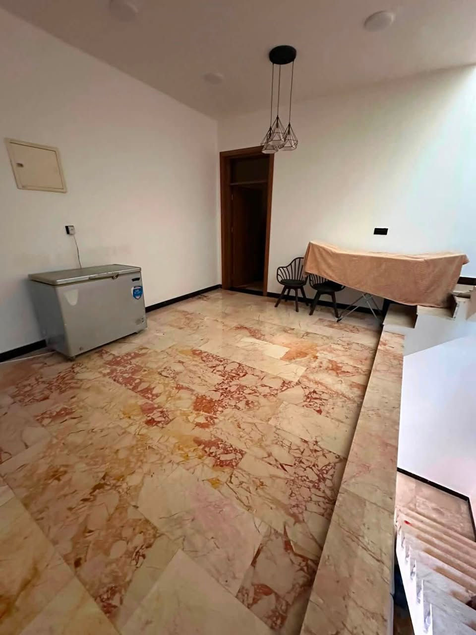 � للإيجار في السيدية
✨ دار سكني درجة أولى

📐 المساحة: 150 م²

📍 الموقع: السيديه – مربع ال 400

🔹 المواصفات:

 • 3 غرف نوم

 • صالة

 • مطبخ

 • 3 (خدمات)

. كراج لسياره

💰 الإيجار: مليون و300 ألف دينار عراقي

📞 للاستفسار: ***********

مكتب حلم عقاري

📍 الفرع الأول: السيدية – الضباط – شارع الكويتي

📍 الفرع الثاني: السيدية – التجاري – شارع40
