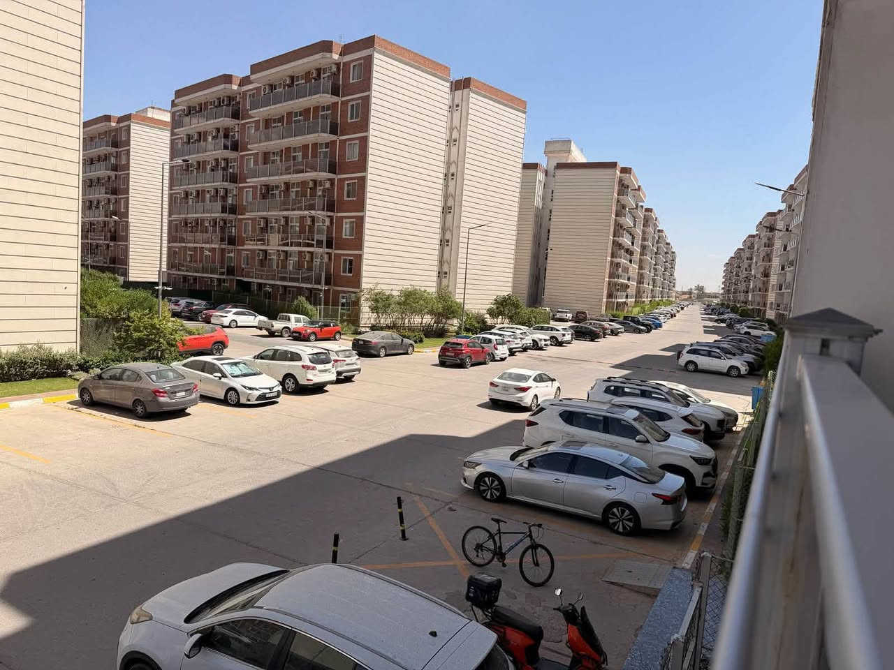 الطابق الاول اطلالة داخلية
تحتوي على صالة
مطبخ
صحيات
و غرفتين نوم

واحدة نظام سويت 
وبالكونة اطلالة داخلية

المساحة
140 متر
مؤثثة بالكامل 
اثاث درجة اولى
باب الشقة نظام بصمة الوجة واليد

للتواصل : ***********
