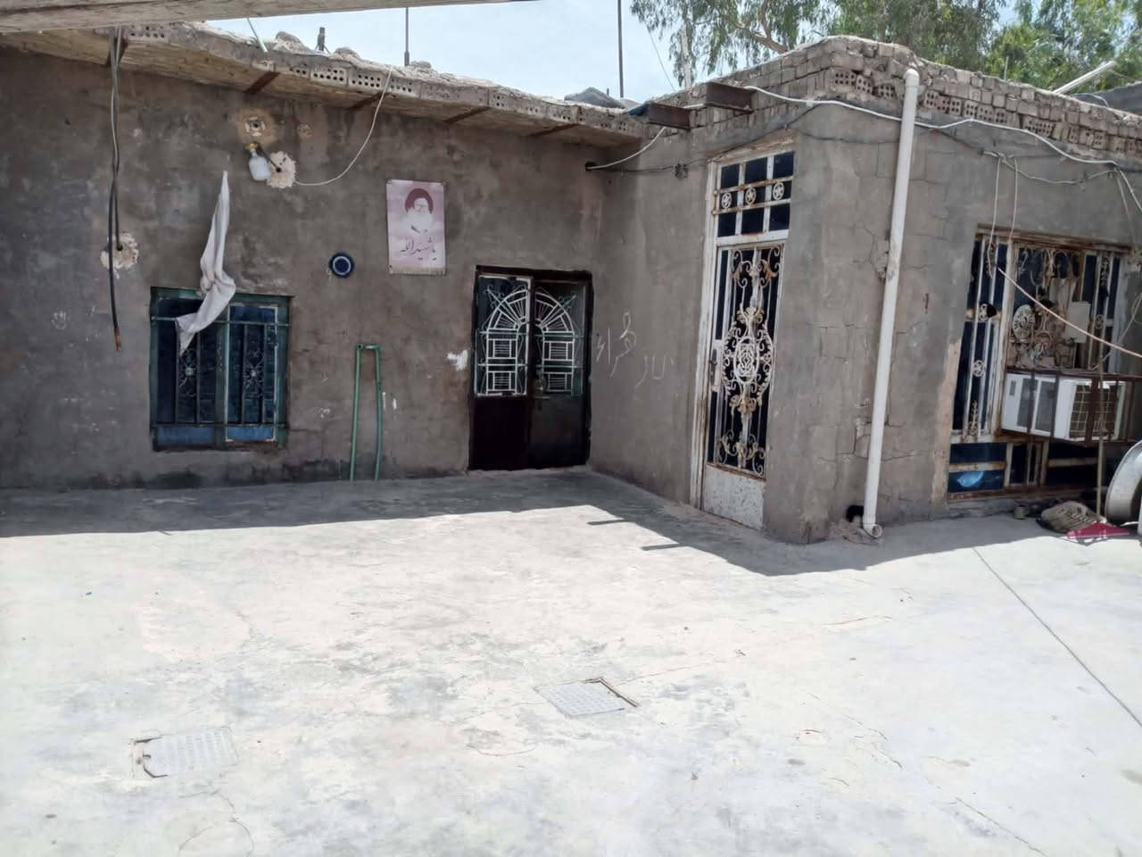 السلام عليكم بيت تجاوز  للبيع مساحه200 بشارع 5000 الرئيسي خط اول جيران فرن الصمون يتكون من غرفتين ومطبخ واستقبال وترك وحوش وصحيات سيراميك بيت جاهز  السعر 12وبي مجال للاستفسار على هاذ الرقم  ***********
