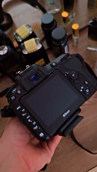 Nikon D5300  العدسة المركبة عليها هي Nikon AF-S DX NIKKOR 18-140mm f/3...