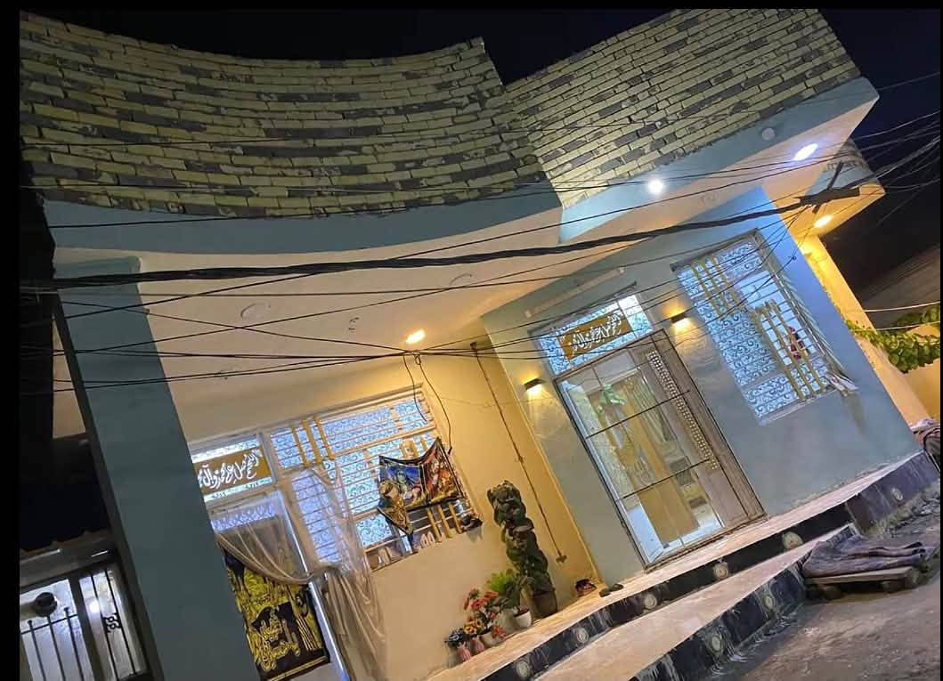 السلام عليكم …
بيت للبيع مساحة ٣٠٠ 
بناء حديث
كامل وفوگ مشتمل كامل نفس بناء الطابق الارضي بالشعلة الدوانم شارع ابو دراج موقعة ثاني بيت عن الشارع … الطابق الارضي يحتوي على صالة ٩x٥ و الاستقبال ٩x٥

وغرفة وحمام وترك خارجي حول البيت ومطبخ حار للاستفسار 
***********  
مع غرفة الاخشاب للبيع
