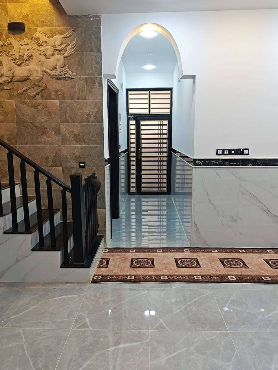 ببت للبيع مساحه 200 متر مبني قاط ونص القاط الثاني بناء حديث درجه اولى مطلوب اسكان مقابيل مدارس ابتدائيه وثانويه وروضه العنوان حي الغدير ( عبيجه ) مقابيل مدرسه اقلام الذهبيه الاستفسار اتصل ***********
