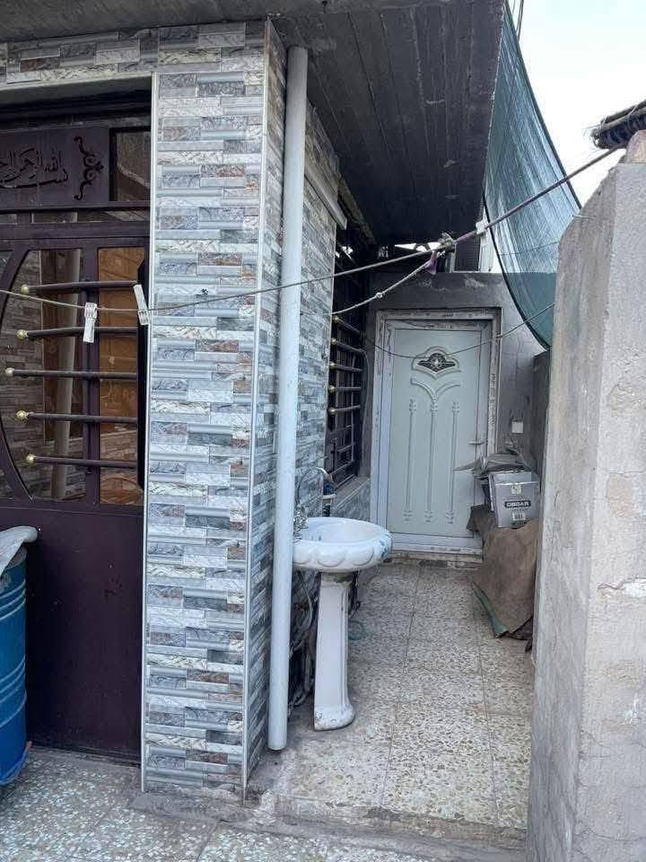 السلام عليكم 
بيت ركن للبيع 100 متر في السند واقع حال 120 
في منطقة المخابرات محلة 227 بالفرع مال مجمع الشهد سابقا حاليا مدرسة الابداع .
تفاصيل البيت// الطابق الاول// استقبال ومطبخ وغرفتين نوم وحمام وتواليت خارجية وداخلية 
الطابق الثاني//  3 غرف نوم وحمام وتواليت مشترك وسطح تكدر تسوي غرفة رابع بالطابق الثاني 

مجموع 5 غرف نوم والسادسة تكدر تبنيها حاليا صايرة سطح واستقبال ومطبخ وحمام تواليت خارجية وداخلية  
السعر 120 وبي مجال بسيط للشراي
للاستفسار على الرقم ***********
