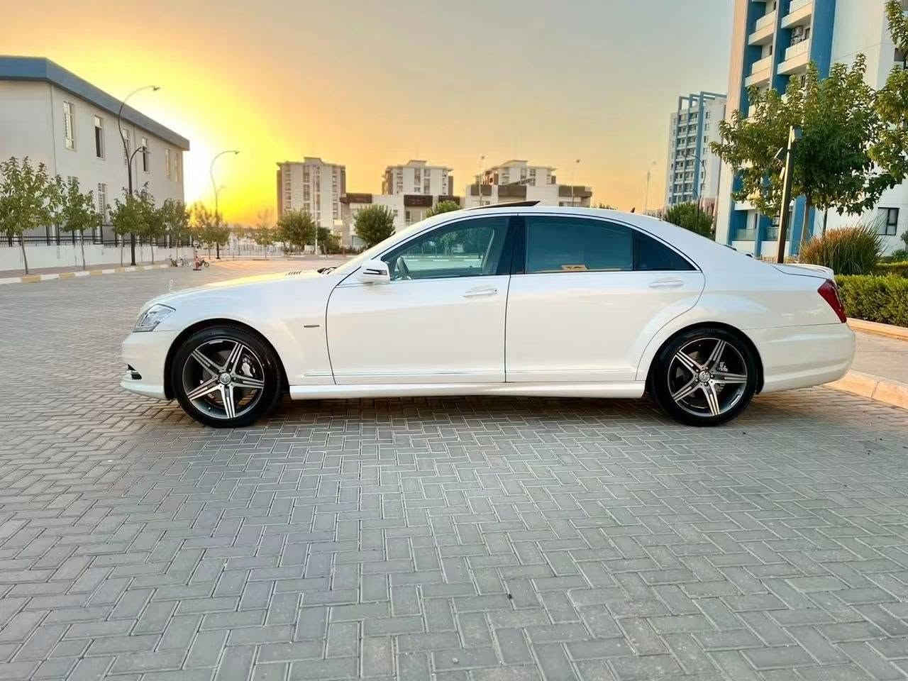 ارجو ان تستمع بمواصفات البنز الرئاسي وتفاصيله
بسعر مناسب 
مرسيدس S(class)350-(AMG EDITION) موديل 2012 
استلام شركة باچكير (اربيل)(مواصفات خليجي)
عداد المسافة 100 الف حقيقي..
كت (اي ام جي) اصل شركة بلادي
تحكم كشنات من الابواب الامامية مع التجاوي والبردات كهرباء•
تحكم كشنات مع ميزة حجم الخاص للجسم في وضعية الكشن•(نظام خزن)
ناظور ليلي (night vision)في الشاشة الامامية لعرض الطريق وكذلك عرض الاجسام عله شكل مجسمات وعرض الكاميرات في الطرق•
تدفئة وتبريد كشنات الامامية (نظام رئاسي)•
حزام امان(ياخذ وضعية الجسم )نظام رئاسي•
نظام(ESP)ميزة خاصة +أنارة داخلية متعددة.
سستم(هارمن كاردون)صوت مخيف مجسم حته بالكشنات سماعات مع السقف•
كشنات الامامي تدفئة وتبريد كهربائي(٣درجات).
مرايا عاكسة للضوء مع حساس مطري وحساس خلفي في السقف(تنظيم).
كاميرة خلفية دوارة مع لستيرن عند الرجوع الى الخلف.
اربع ابواب بصمة فتح وغلق السيارة.
اربع ابواب مع الصندوق شفط.
بصمة تشغيل السيارة.
حساسات امامية خلفية بلادي.
تدفئة وتبريد امامي(ثلج)منفصل حسب الرغبة مع وجود شبابيك في التكم من الطرفين•
نظام قفل الشبابيك والبانوراما عند تشغيل التبريد ذاتي(نظام خاص)•
ستيرن كهربائي 4 وضعيات+كير (تيبترونك).
ايرباك عدد 14 (منظومة حماية)..
دبلات كهربائية اوتوماتيك(سبورت وجبلي).
جهاز تلفون داخل السيارة للأستعمال..
بلوتوث/mb3/tv/dvd/auxميموري خزن..
منظومة زينون كاملة مع عدسة قلاب مع بك لايت ليد.
داخل جلد جوزي (مشمشي)مع دشبول مطعم صاج ملكي(لونين الدشبول)..
الستيرن مطعم بصاج ملكي مع لون الغرفة..
كرسي السايق كهرباء متحرك (خزن)مع الستيرن عند التشغيل (نظام رئاسي).
نظام الفوتو (للجامات)بلادي شركة..
نظام تحكم القيادة(S.C.M)..
ماوس تحكم كامل يظهر عله الشاشة (كونترول)•
خمس بردات كهربائية جوانب باب خلفي وبردة خلفية•
تحكم كشنات في الابواب مع التجاوي والبردات والبانوراما(نظام خاص).
ابواب خلفية كبير(VIP)..
جهاز(DVD)للعرض مكان تحت التجوة في الوسط مع ريمونت كونترول..
شاشات عرض عدد(2)لكل شخص تحكم خاص.
يوجد في وسط الجكمجة ثلاجة (لحفظ الاشياء)..
بانوراما عله طول السقف.
دكمة فتح الصندوق وغلقه وايظا دكمة قفل السيارة كامل (سنتر لوك)في الجنطة موجود•
ويل كب حجم(19)لوك جديد(اي ام جي)مع تخم تايرات.(توسايز)..
كتلوكات السيارة وكاعيات الشركة(AMG) وياه وهوك السيارة مع عدة الاسعافات وريمونت كونترول مع العدة (كاملة )..
السنوية محوله بسمي  وجدده ومسويله هزة وفحص بدون أي خلل تحويل أو وكالة بشرط..
السيارة مكفولة بدون صبغ فقط  بيه شبرين بجاملغ خلفي مبخوخ ومسويله بوليش وتشميع دمعة لسيارة..
السيارة انطيك اياه بشرط محرك وگير وحدادية وكهربائيات (صفر مسج)بدون أي خلل ومسويله سيرفس كامل(حدادية كاملة ودهن وفلاتر وتخم دسكات وفلنجات وبطارية أصلية ومي راديتر واذاين محرك وكير وهيدروليك وفلتر كير وتخم بلكات ومنظومة فيول بمب وتخم تايرات)بشرط السيارة جديدة لوك..
 وسعرها جدا مناسب بالنسبة للمواصفات والنظافة اللي عليه وروح جيك وبالعافية علياخذه..
مكان السيارة سليمانية 
للاستفسار *********** واتساب

