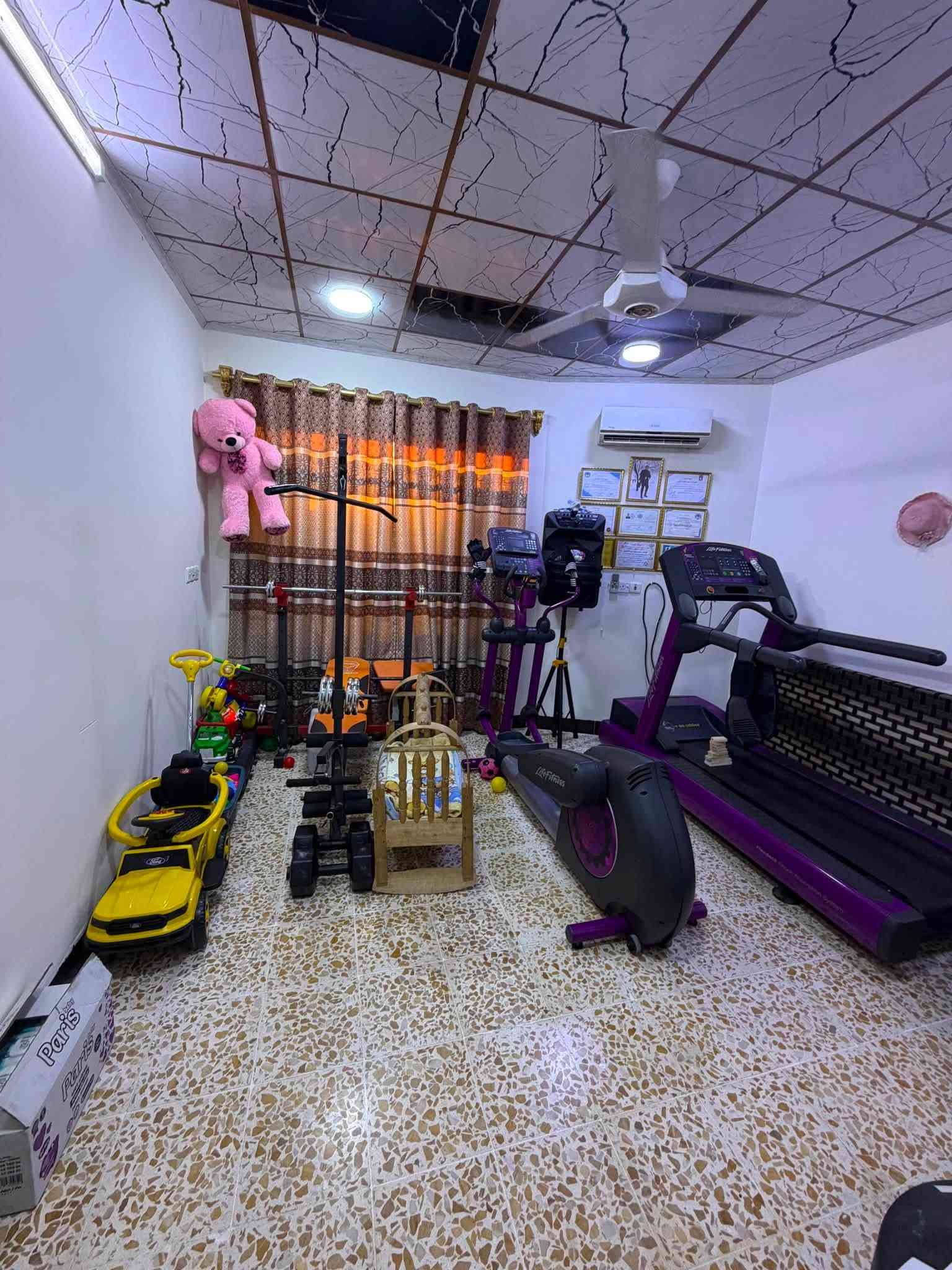 دار للبيع حي الزنجلي قرب شارع الاطباء

المساحة 236 متر واجهة 14 متر ركن

سند طابو ملك صرف 

الدار مكون من طابق واحد وغرفه

الاول هول استقبال مطبخ صحيات غرفتين نوم 

السعر 155 مليون

مكتب العمران

***********
***********
